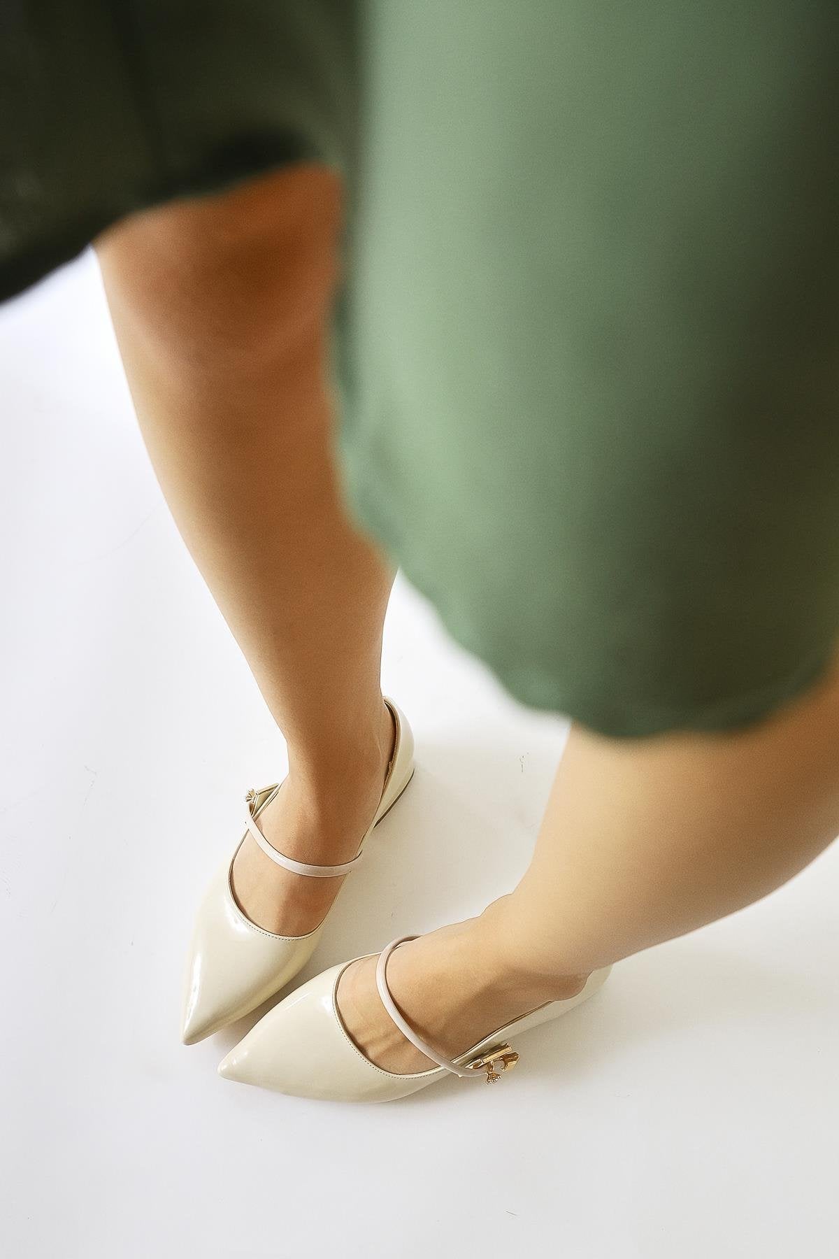 Micha – Beige Lack Schuh mit Riemen und Schnallen-Detail, mit spitzer Zehenpartie und niedrigem Absatz (Damen)