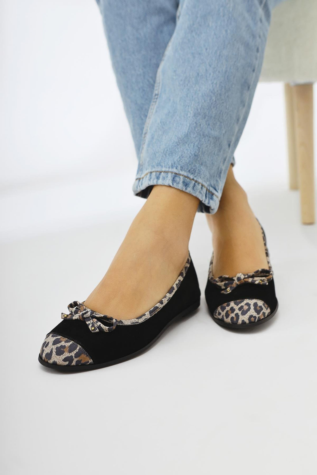 Echtes Leder Alfreda Schwarz Wildleder Leoparden Detail Damen Ballerinas