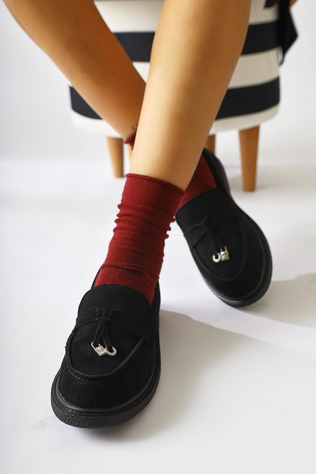 Francina Schwarzer Wildlederschuh mit Quastendetail und Accessoire