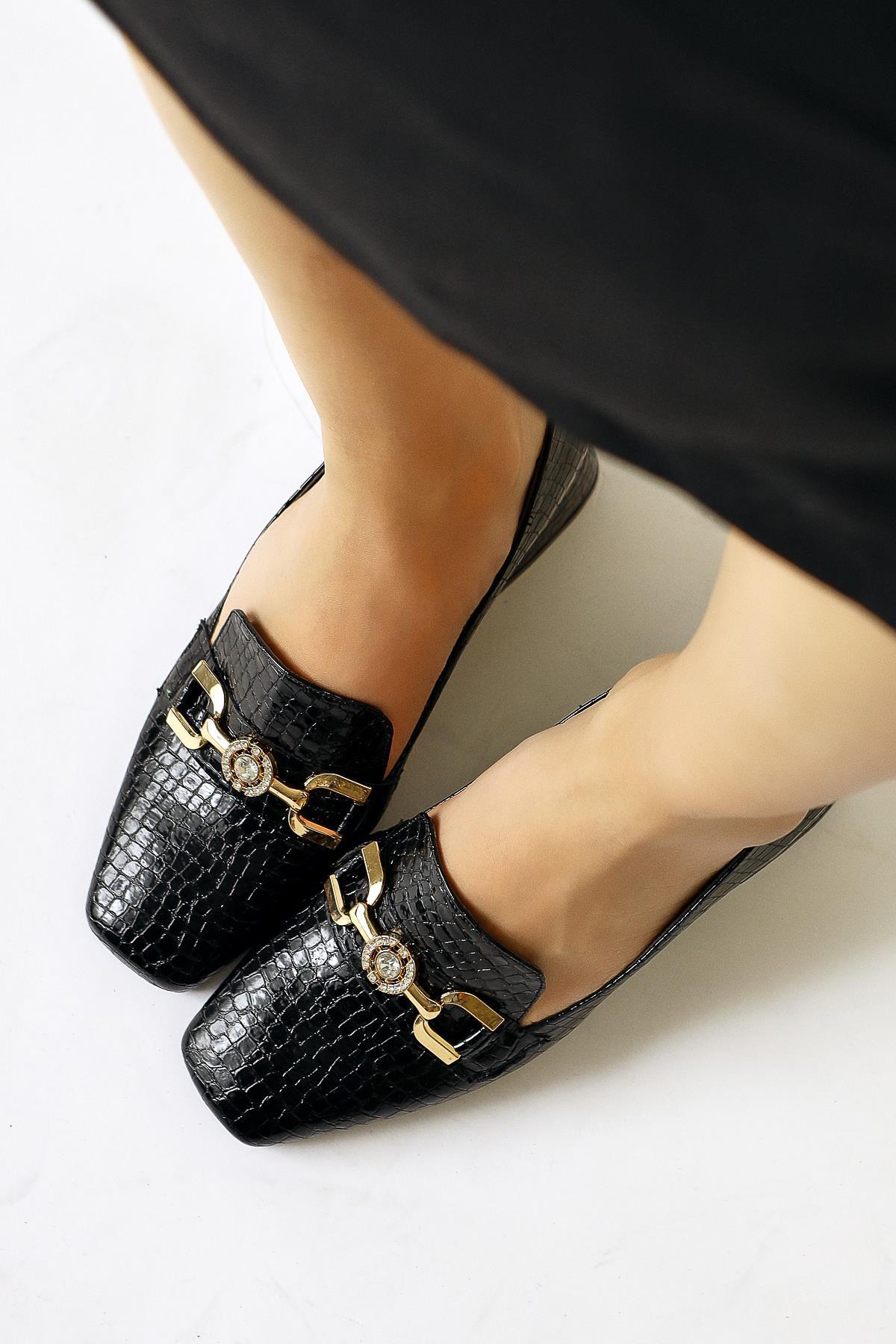 Bee – Schwarz Kroko-Prägung Schuh mit Schnallen-Detail und runder Zehenpartie (Damen)