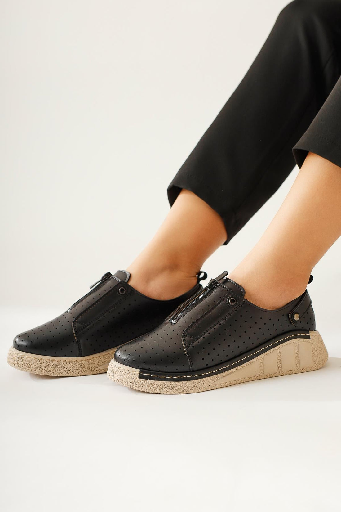 Melonie Schwarzer Laser Cut Reißverschluss Freizeitschuh