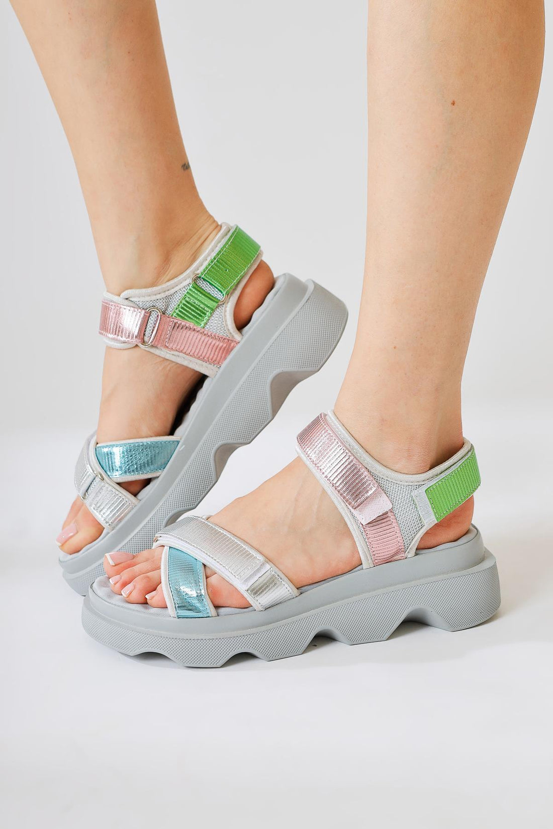 Siga Graue Kreuzriemen-Sandalen mit Klettverschluss-Detail