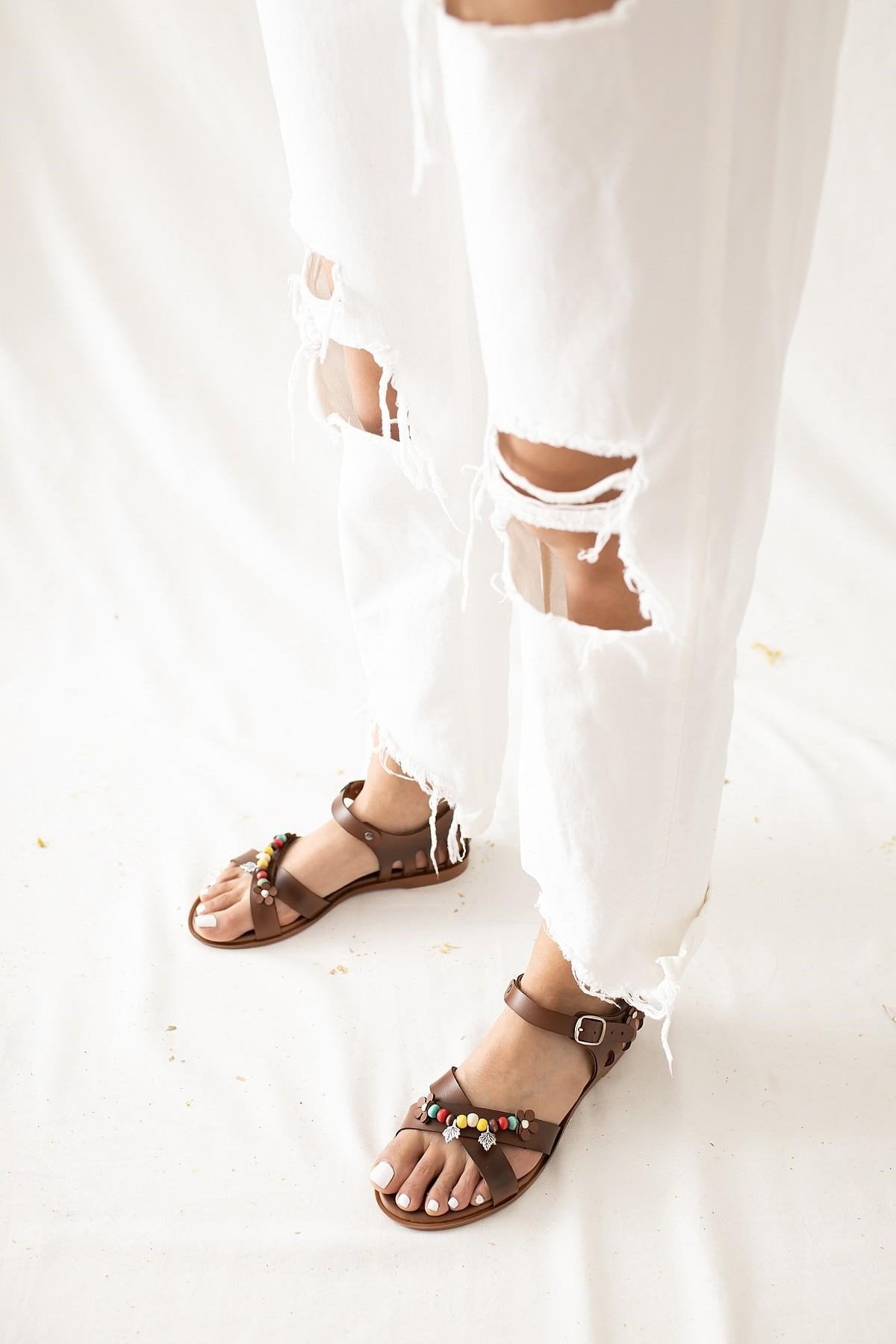 Alize – Cognac Echtleder Sandale mit Perlen- und Blatt-Detail (Damen)