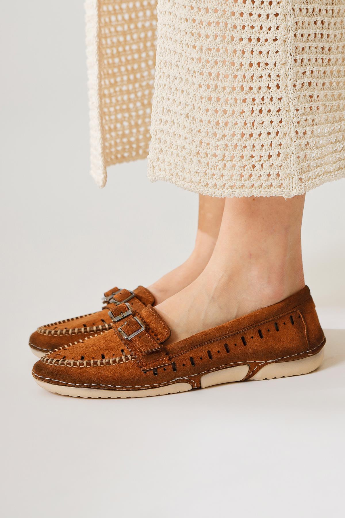 Vidya Taba Wildleder Ballett Flach mit Laserschnitt und Doppelschnalle Detail