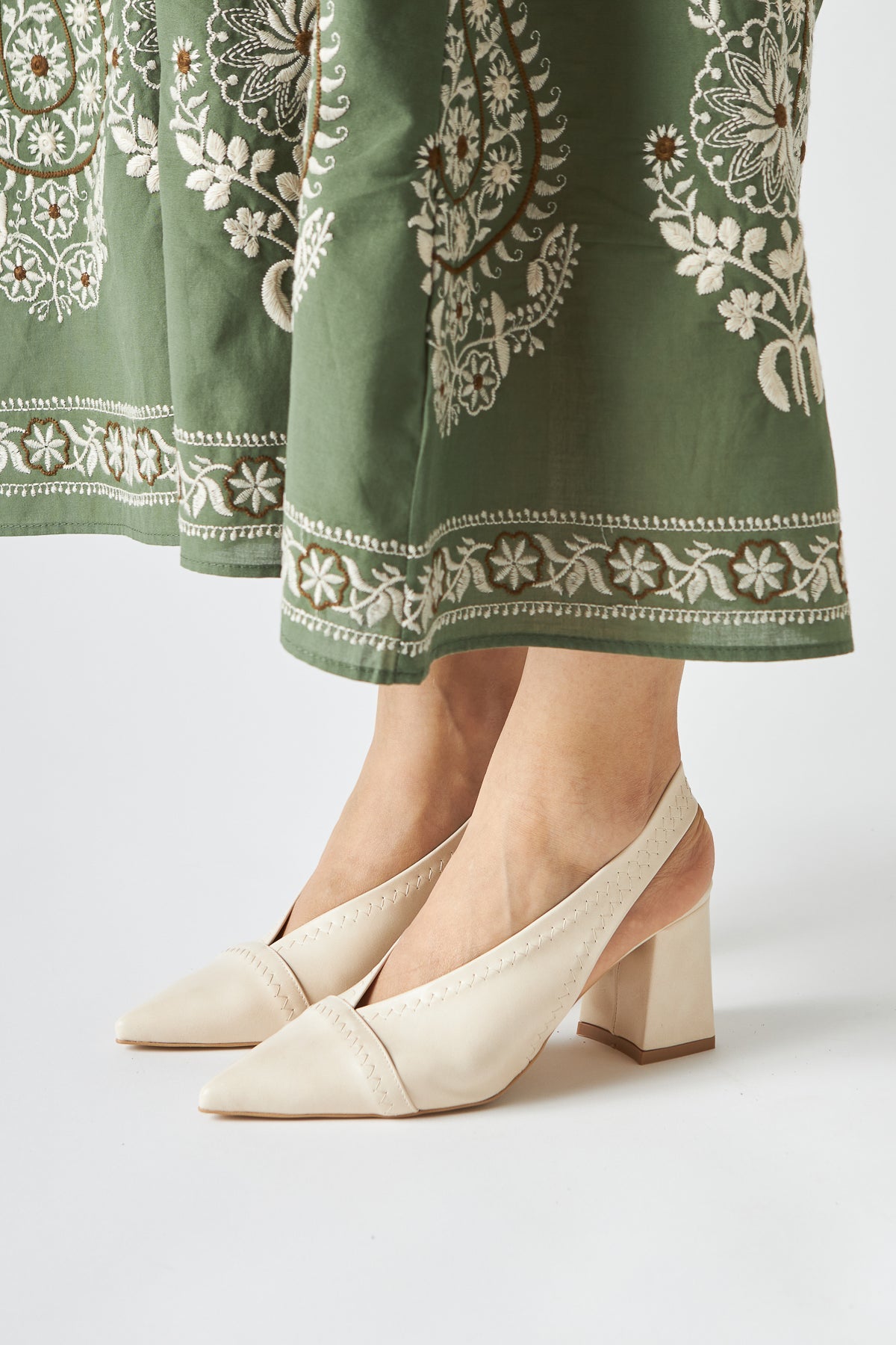 Essie – Off-White Pointed-Toe Elastic-Stitch Detail Block Heel Shoe (Women)