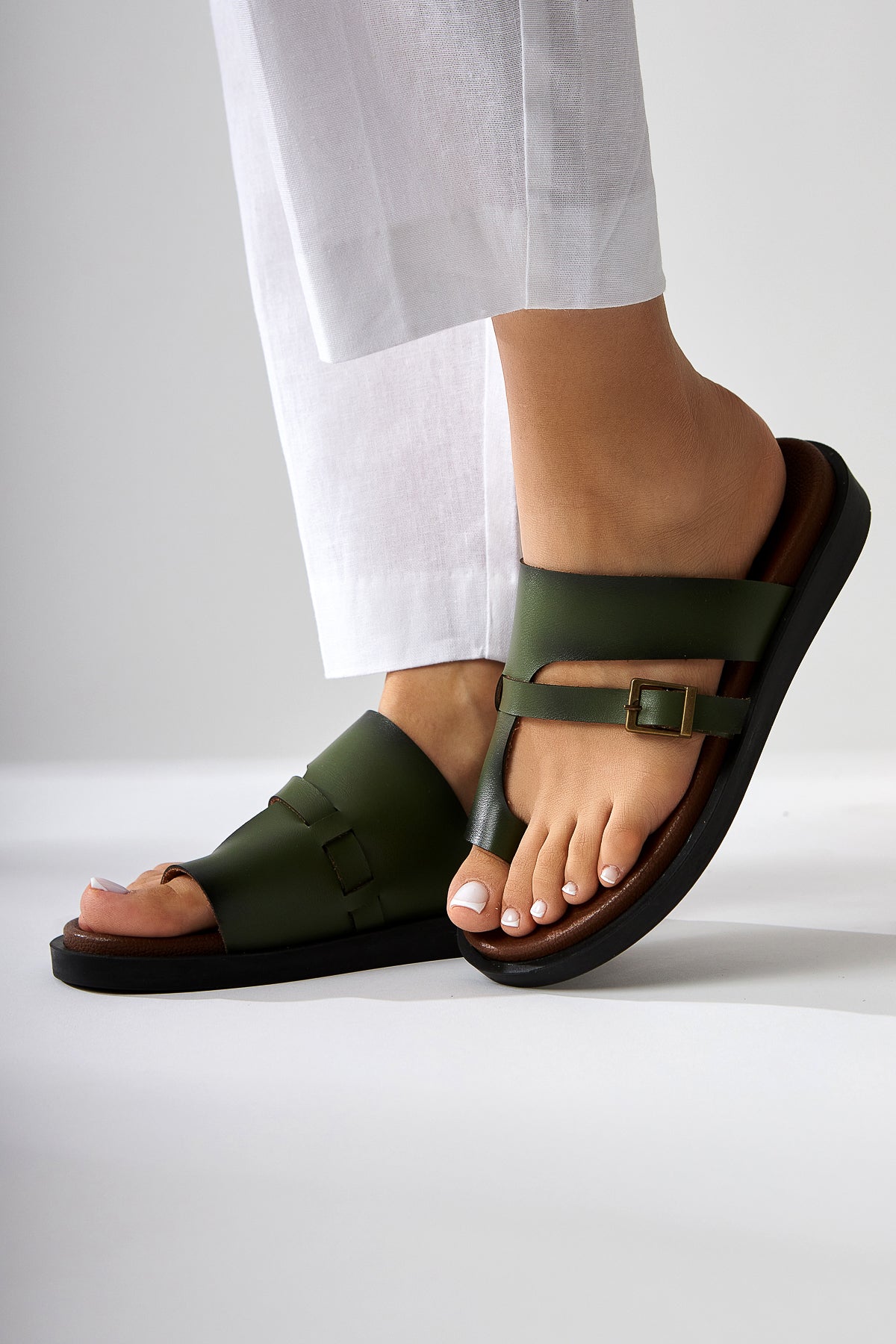 Enisa Damen Olive Zehensteg-Slipper