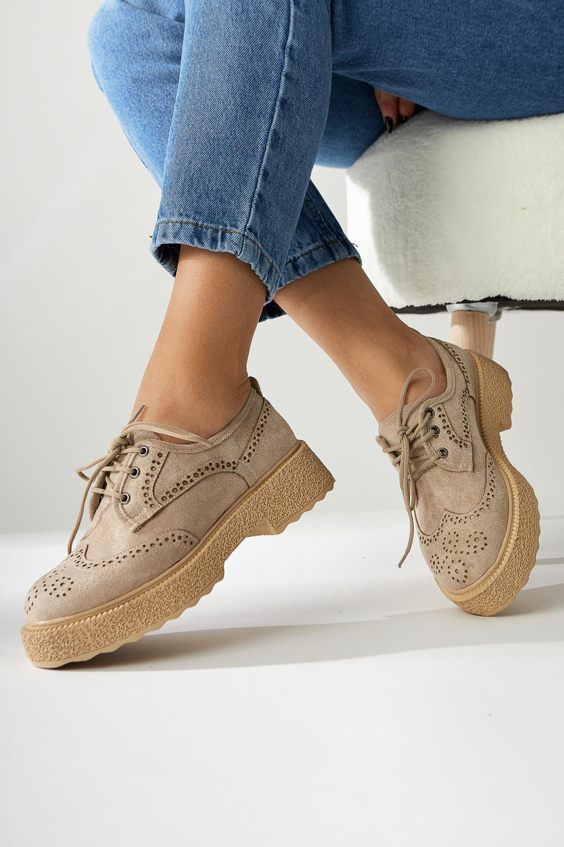 Rossy Nude Wildleder Runde Zehen Laser Cut Freizeitschuhe