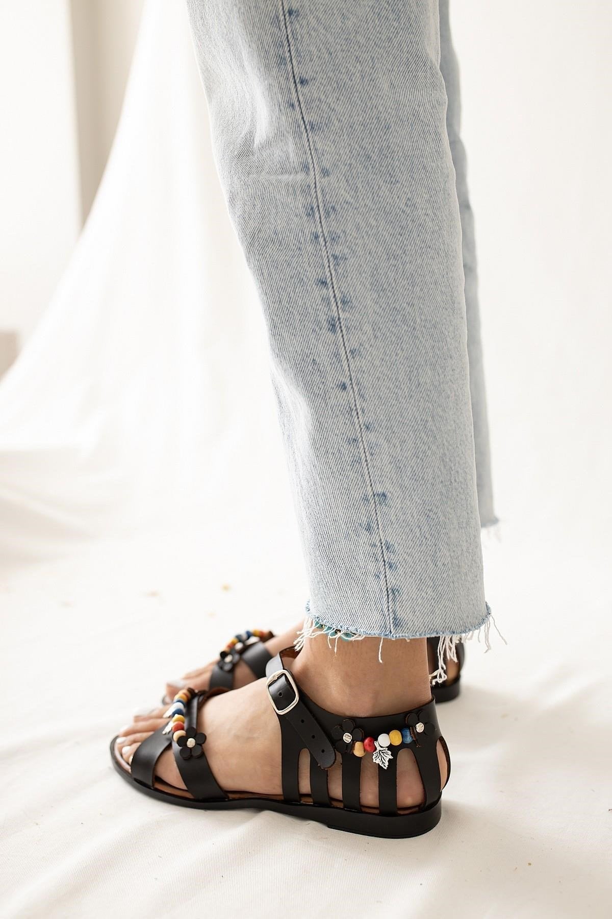 Alize Echtes Leder Schwarze Sandalen mit Perlen- und Blattdetails