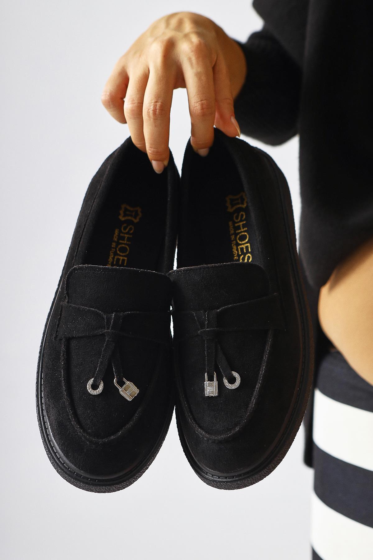 Francina Schwarzer Wildlederschuh mit Quastendetail und Accessoire