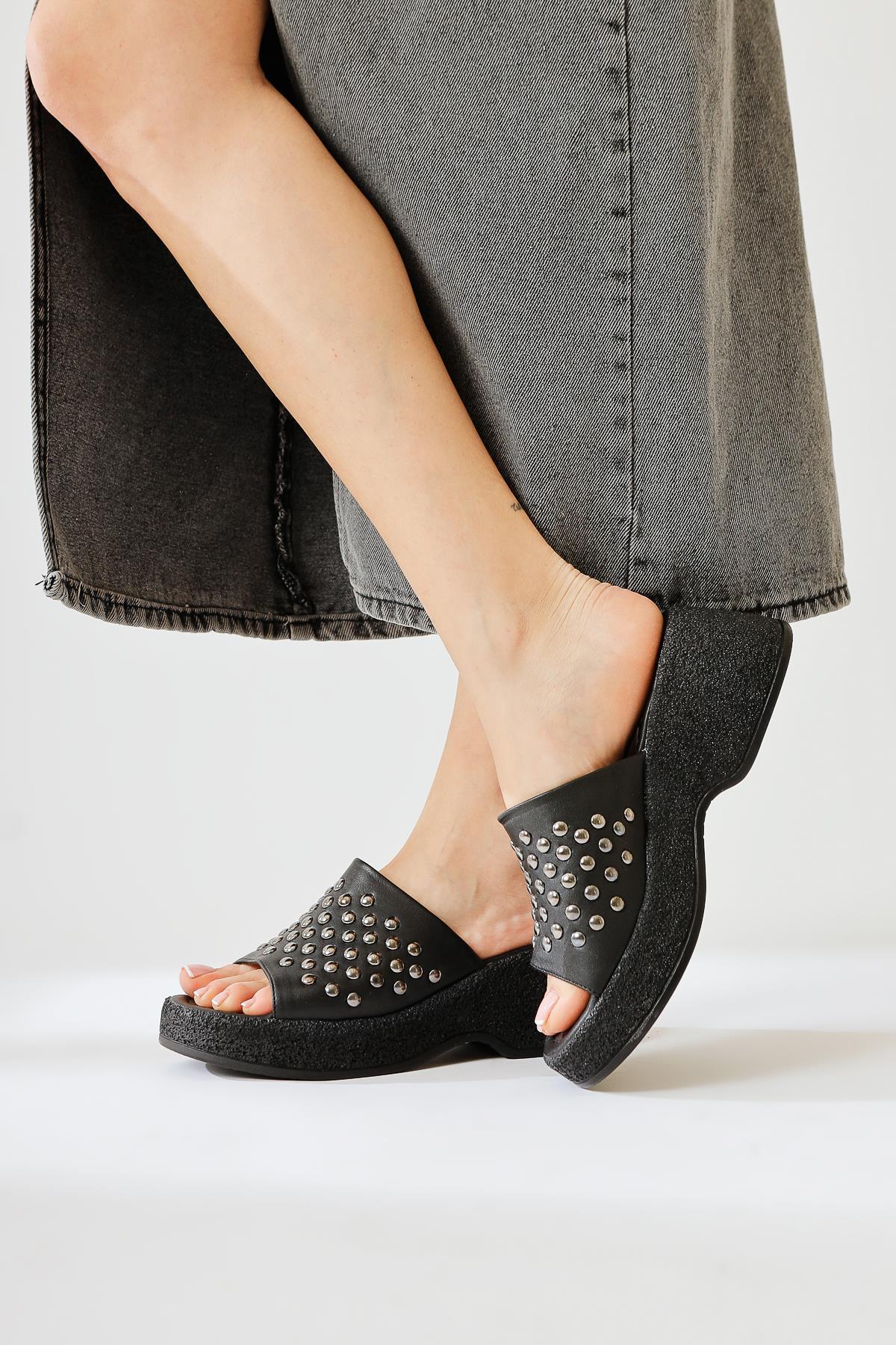 Fenthe Black Studded Detailed Thick Soled Slippers