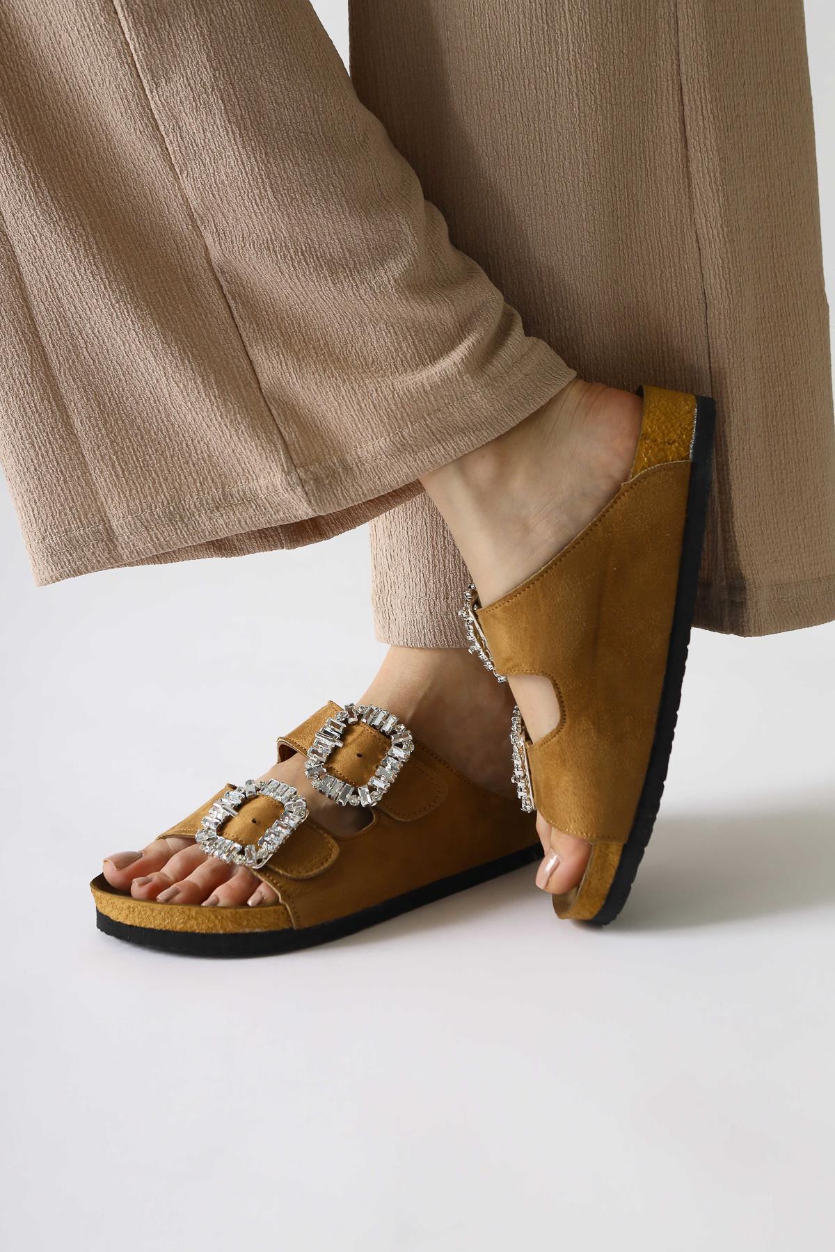 Brisa Doppelriemen Wildleder Pantoletten in Taba mit Steinverzierung