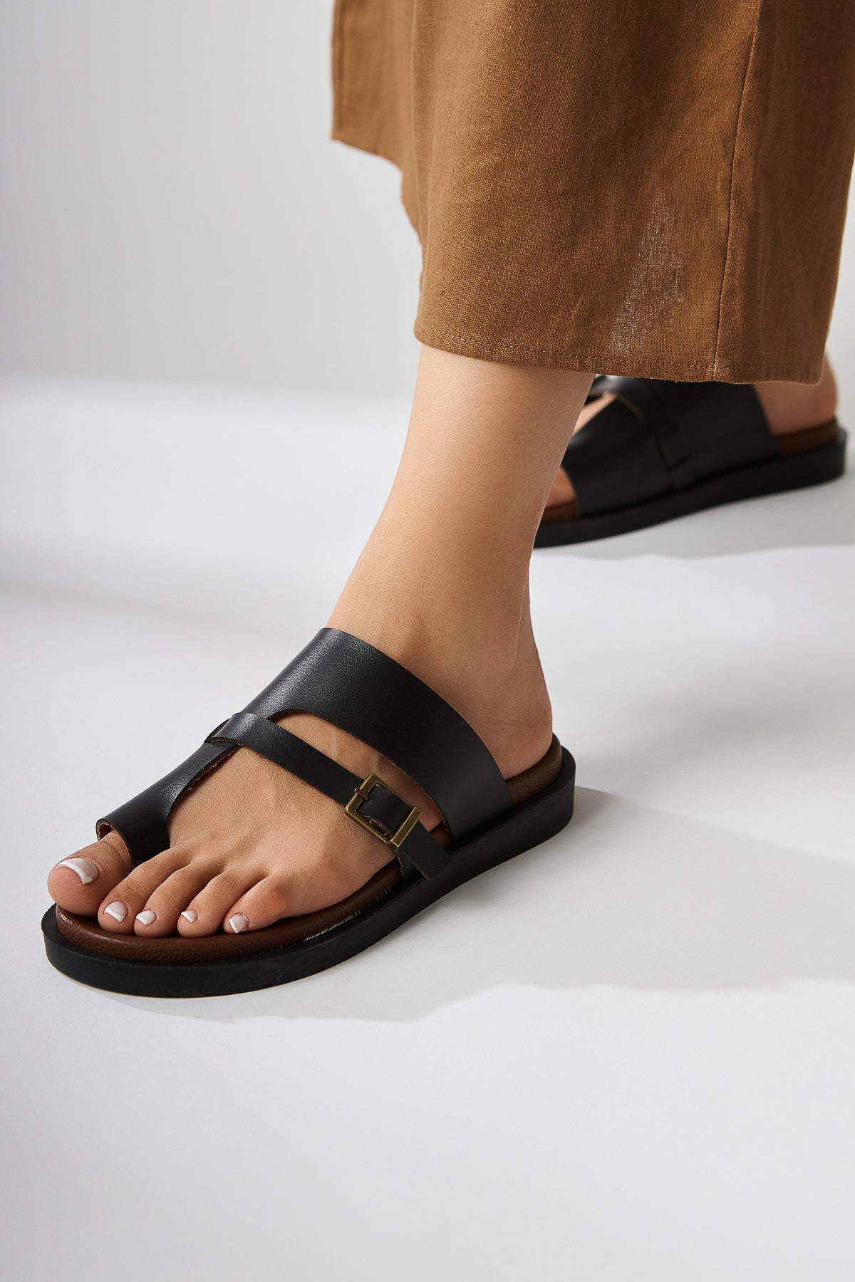 Enisa Damen Schwarz Zehensteg-Slipper