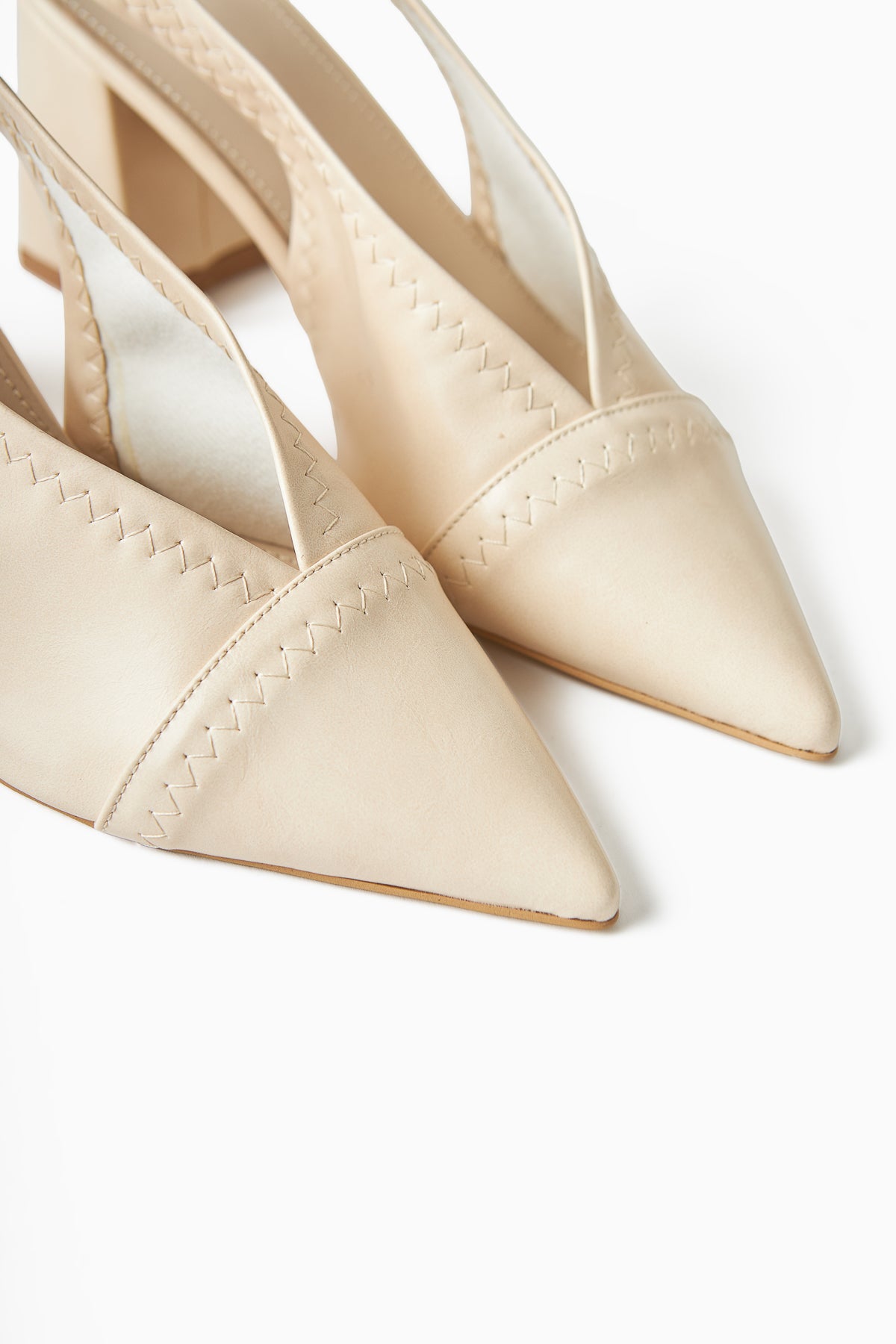 Essie – Off-White Pointed-Toe Elastic-Stitch Detail Block Heel Shoe (Women)