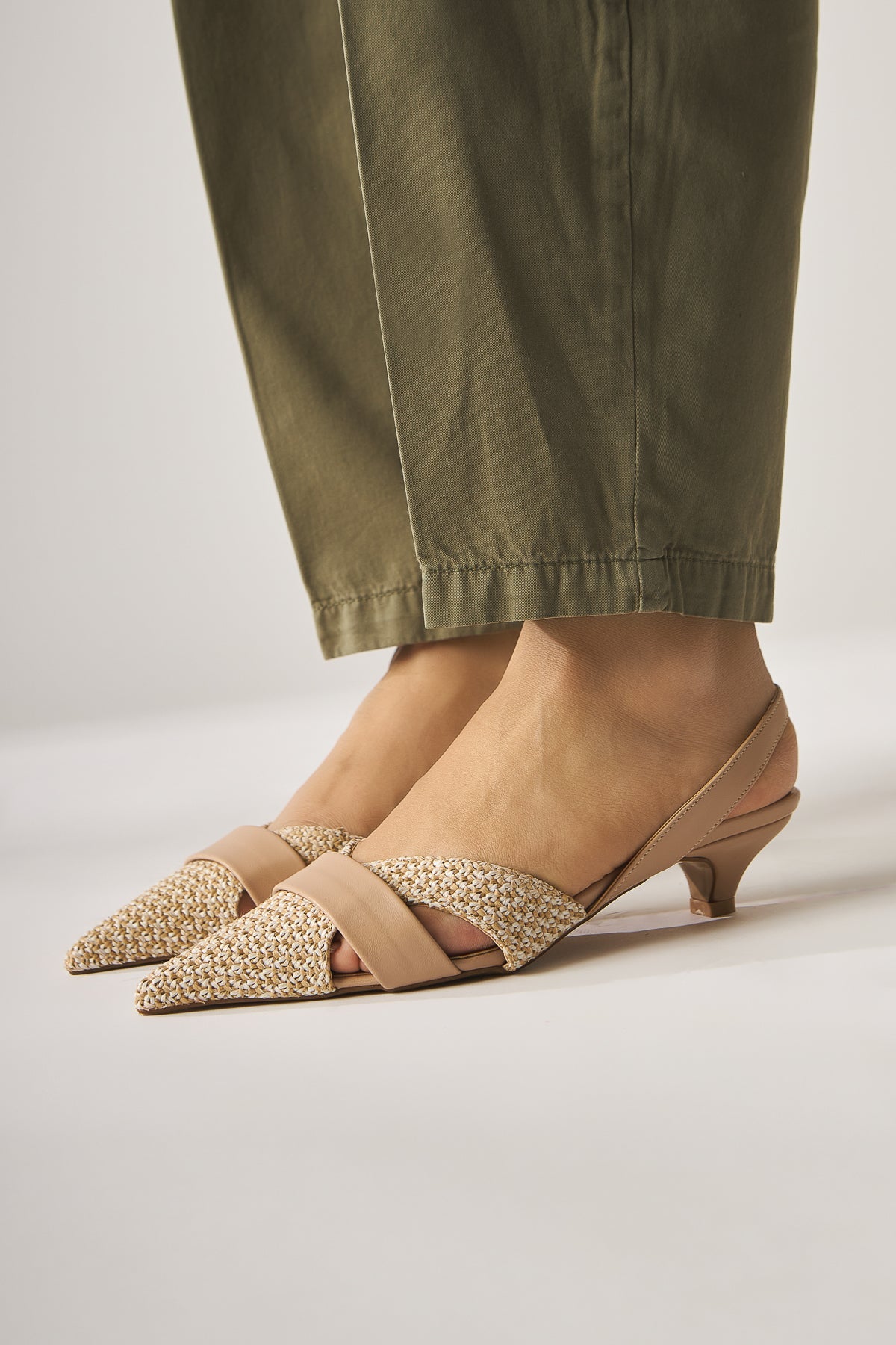 Hina Beige Geflochtene Details Niedriger Absatz Damen Sandalen