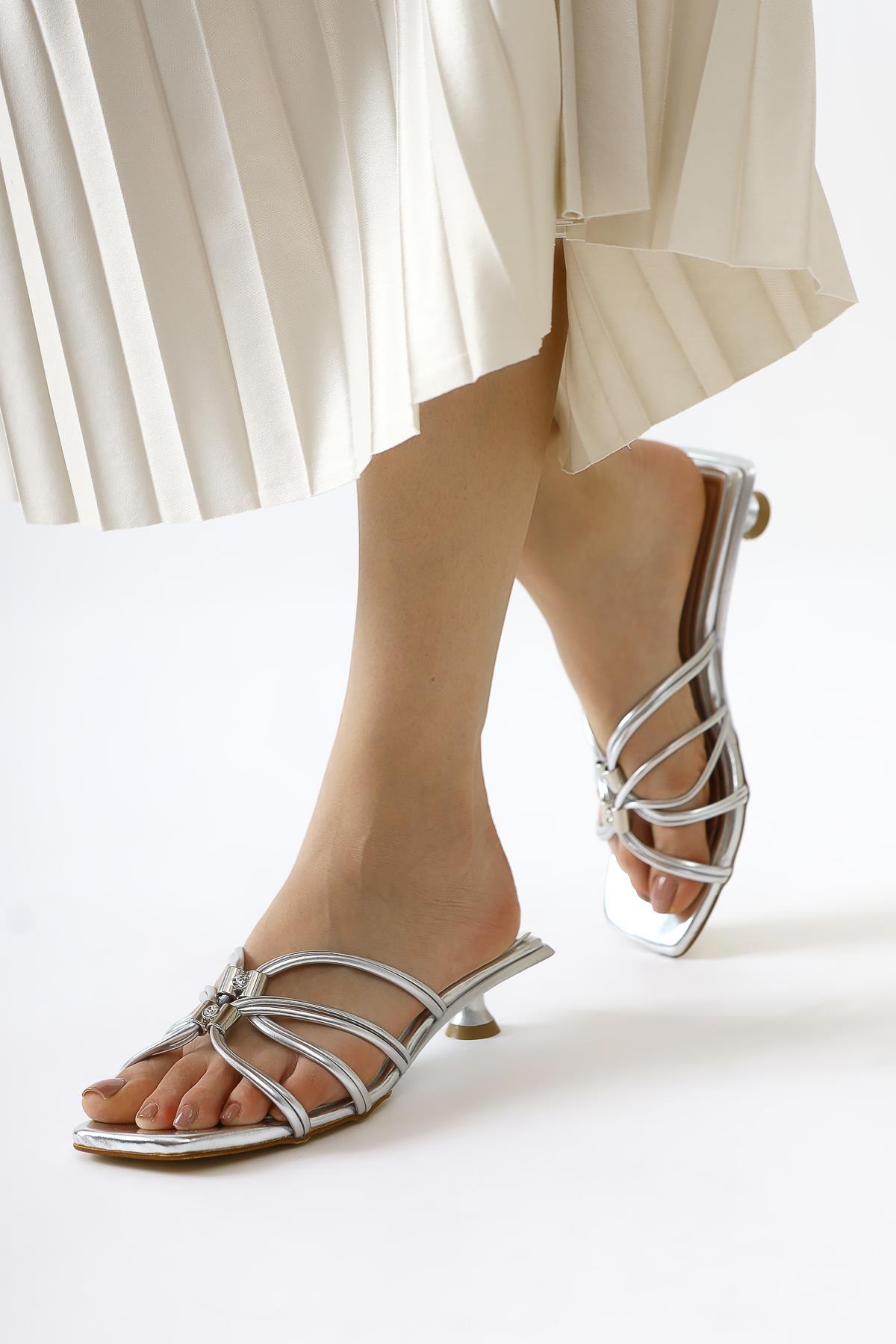 Seyda – Silber Lack Slide mit schmalem Riemen, Strass-Detail und niedrigem Absatz