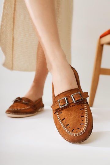 Vidya Taba Wildleder Ballett Flach mit Laserschnitt und Doppelschnalle Detail