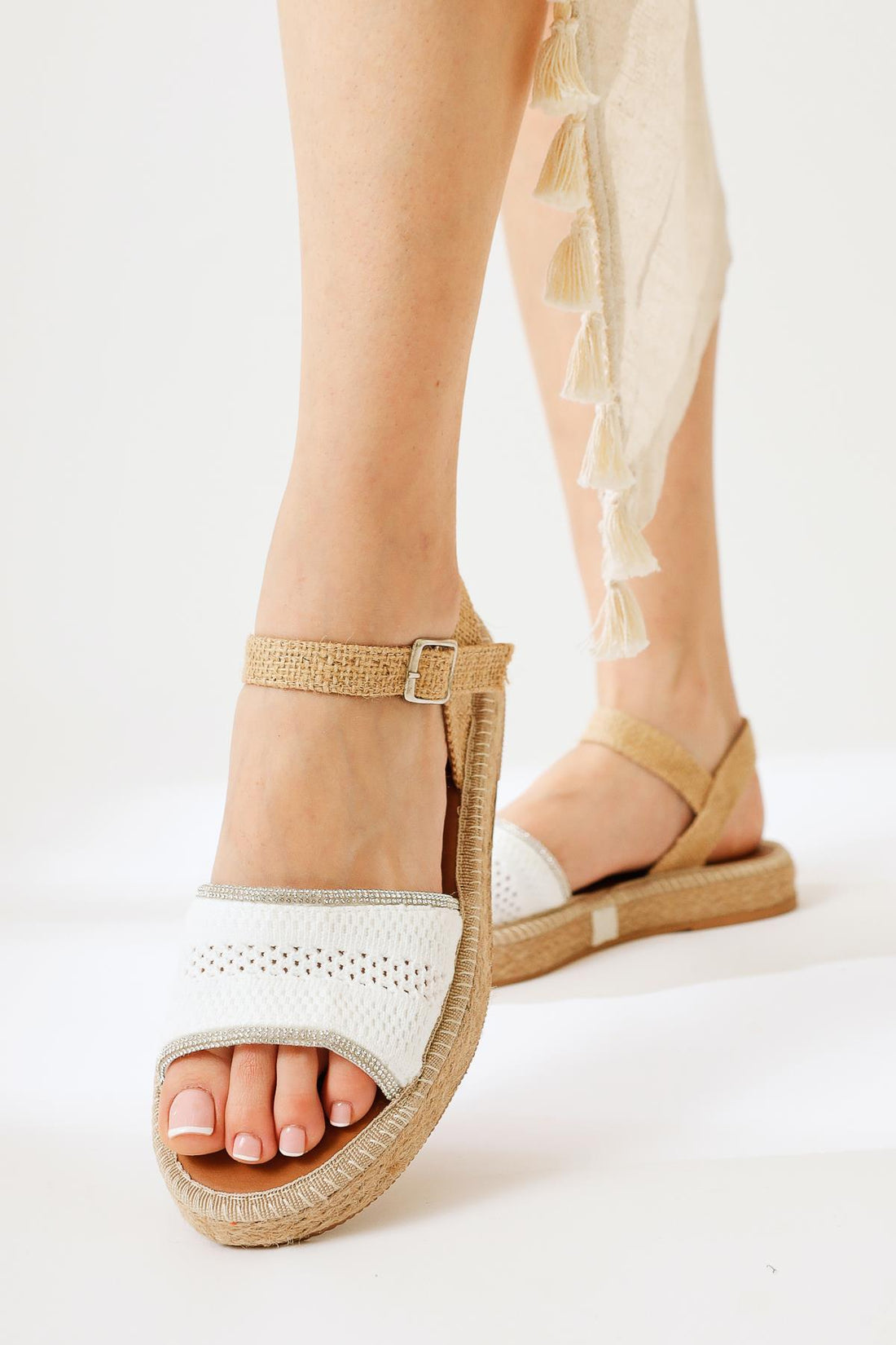 Svetlana Weiß Steinverzierte Gestrickte Riemen Sandalen