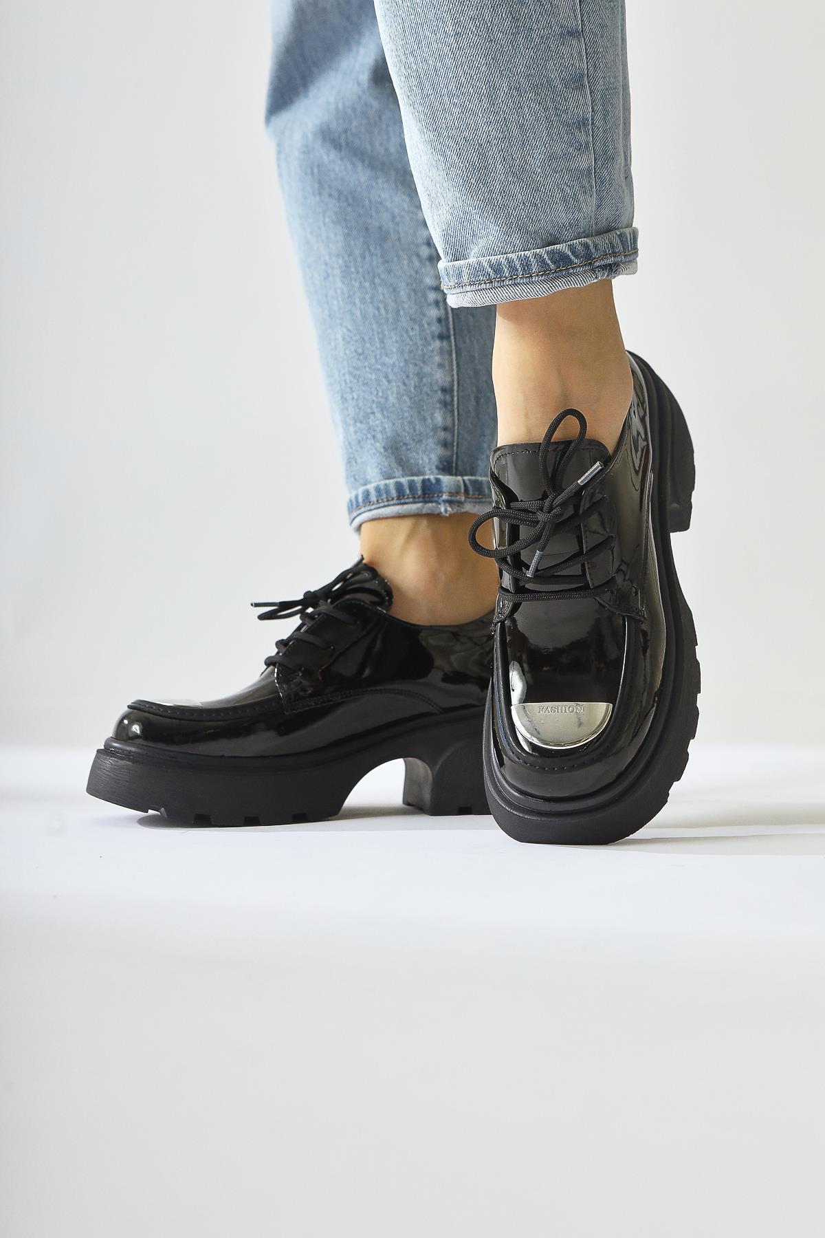 Rod Schwarzer Lackleder Mokassin mit metallischer Spitze