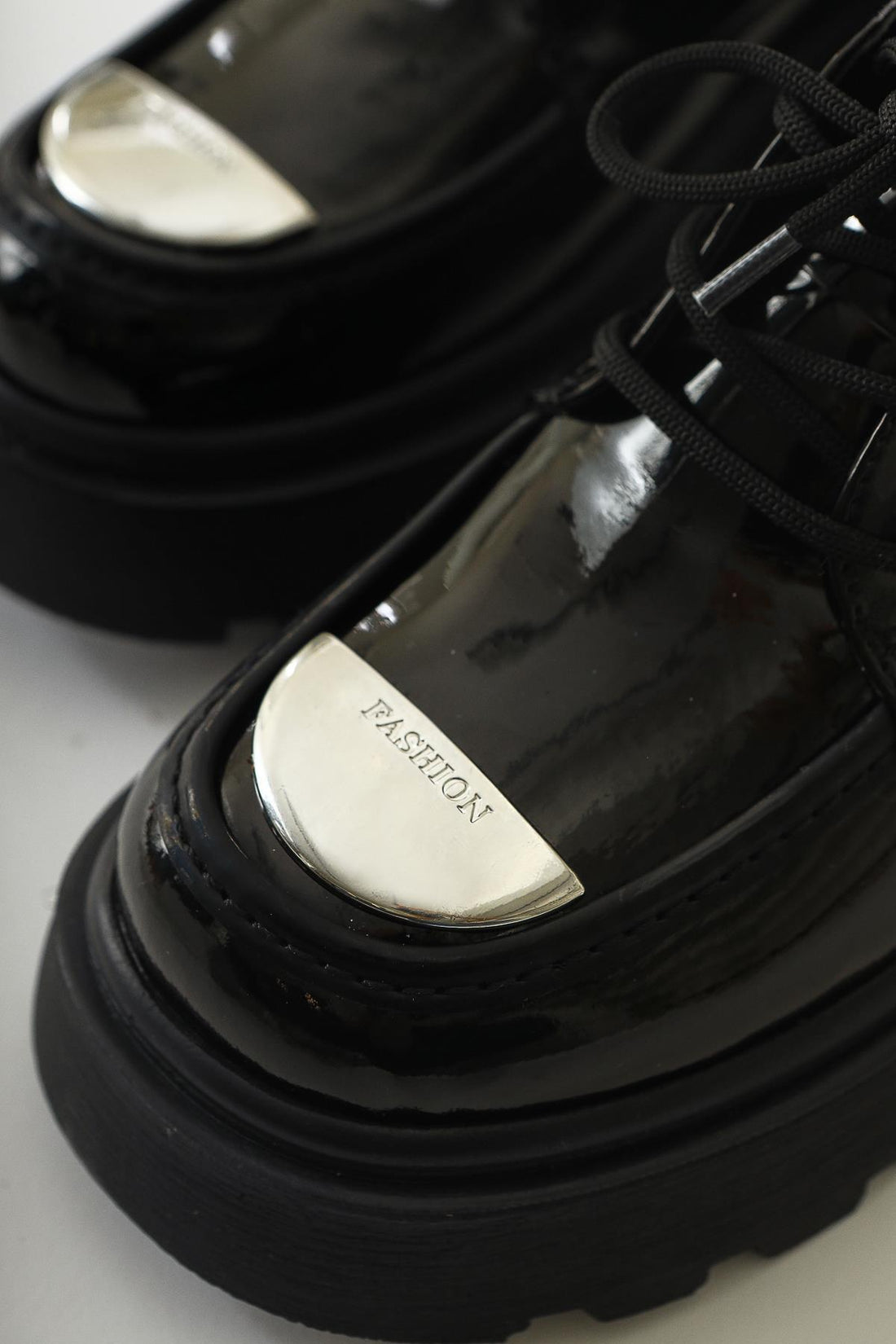 Rod Schwarzer Lackleder Mokassin mit metallischer Spitze