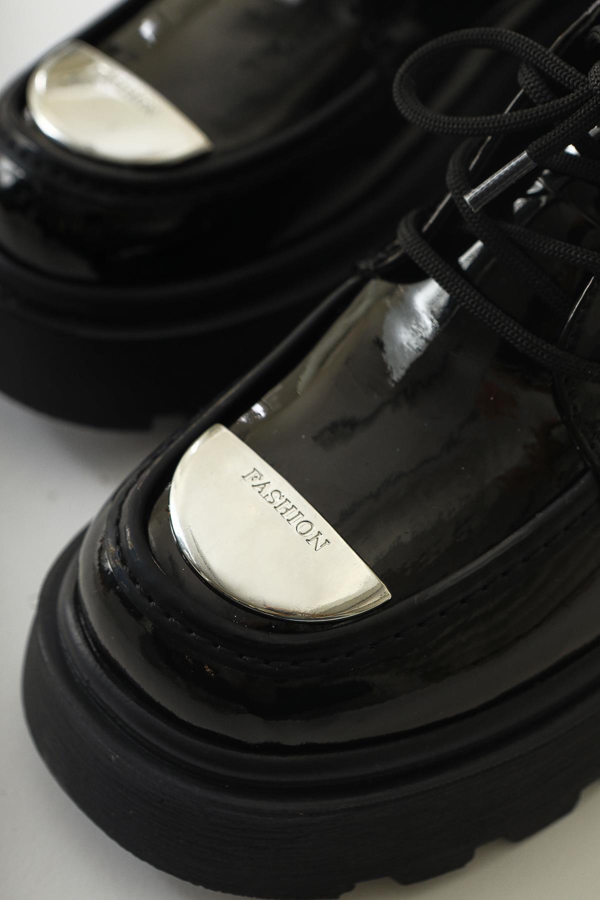 Rod Schwarzer Lackleder Mokassin mit metallischer Spitze