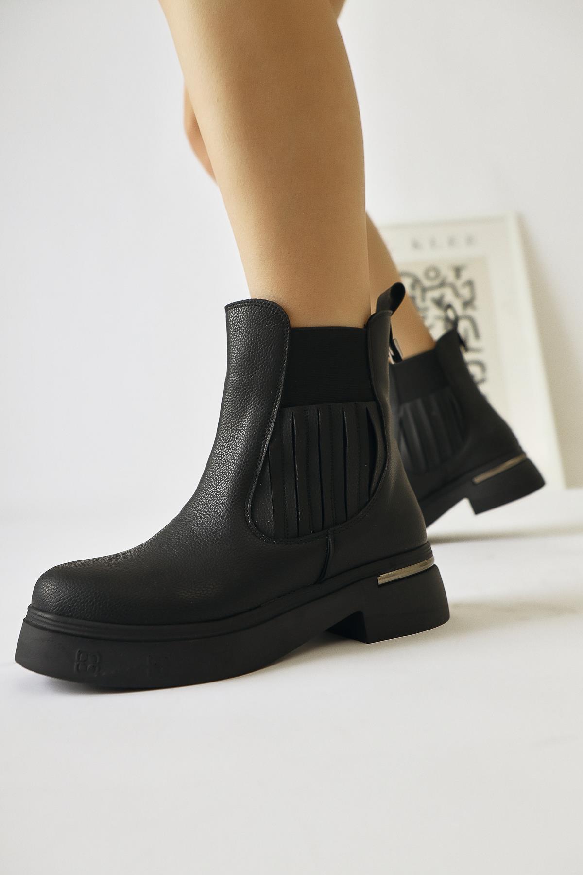 Pava – Black Heel-Detail Pull-On Boot (Women)