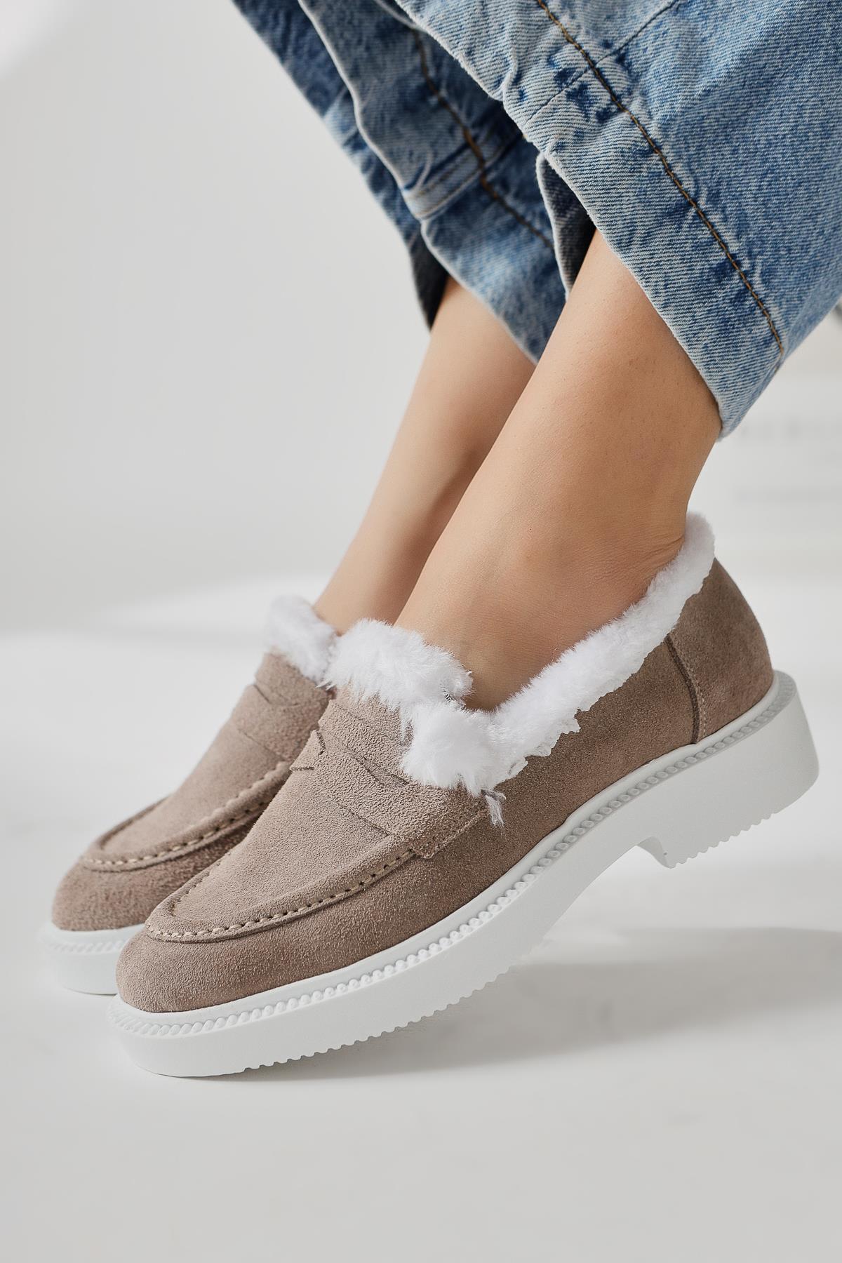 Tommie – Stein [Echtleder] Schuh mit Velours und Fellbesatz