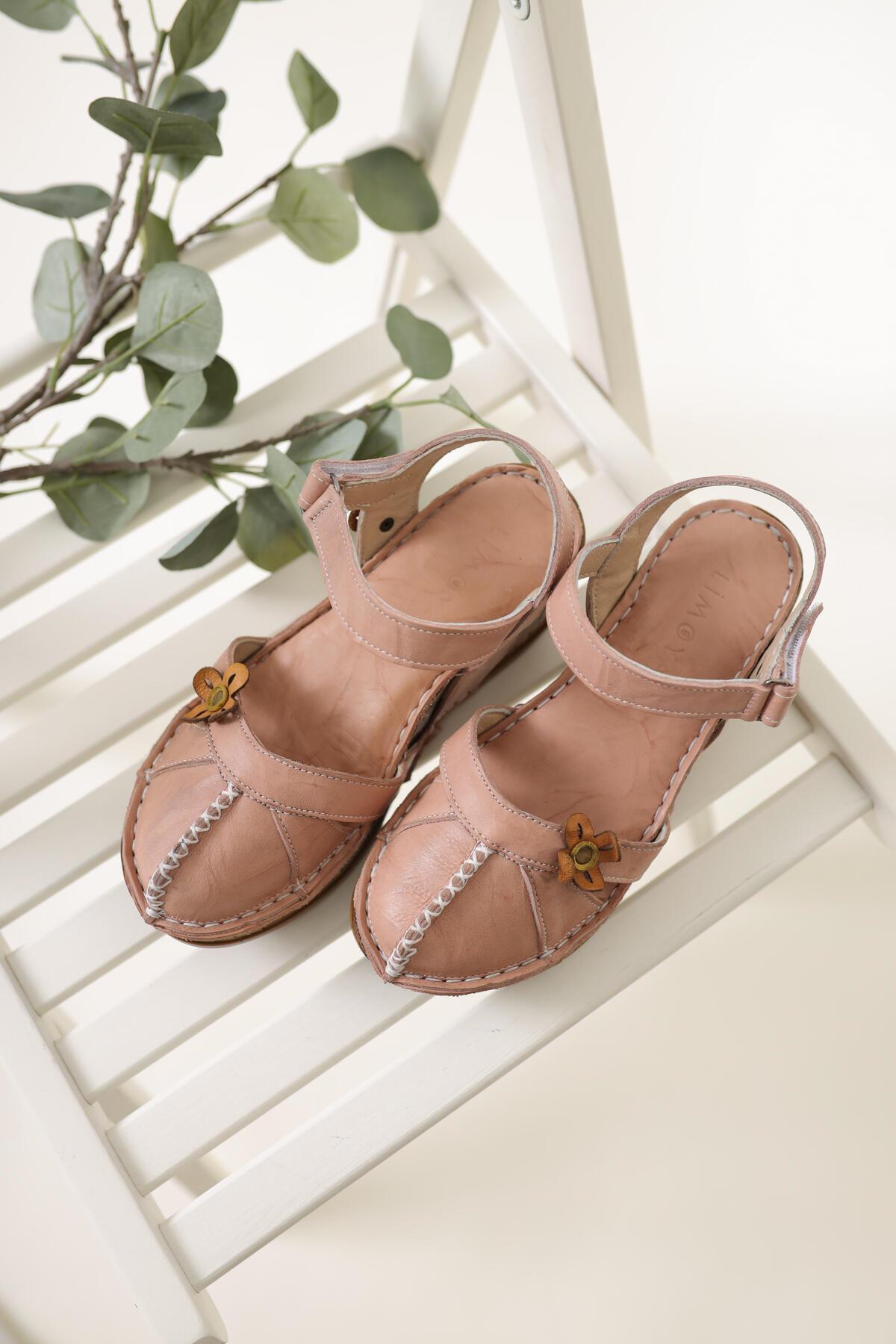 Katlyn Echtes Leder Puderrosa Sandale mit Blumendetail und geschlossenem Keilabsatz