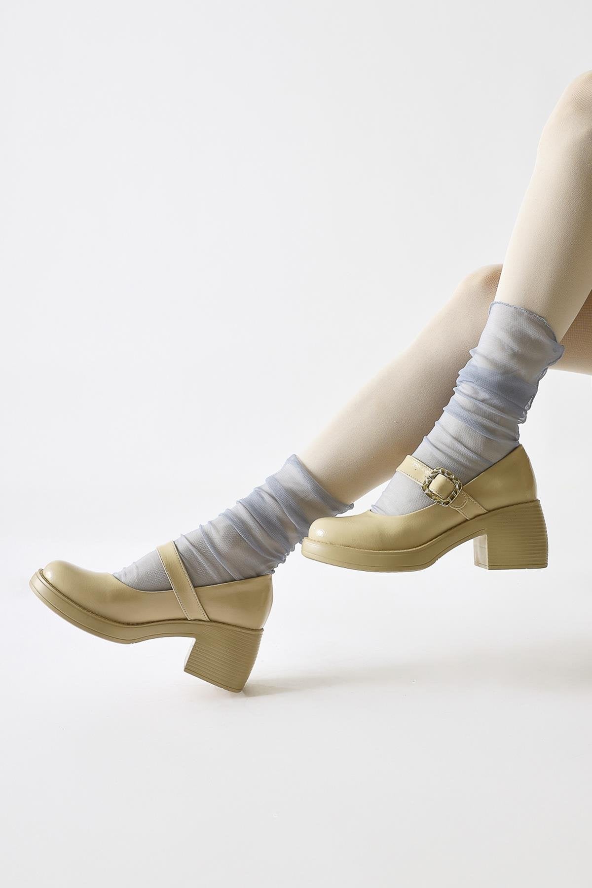 Jessi Beige Lack Einzelriemen Schnallen Detail Oval Zehen Freizeitschuh