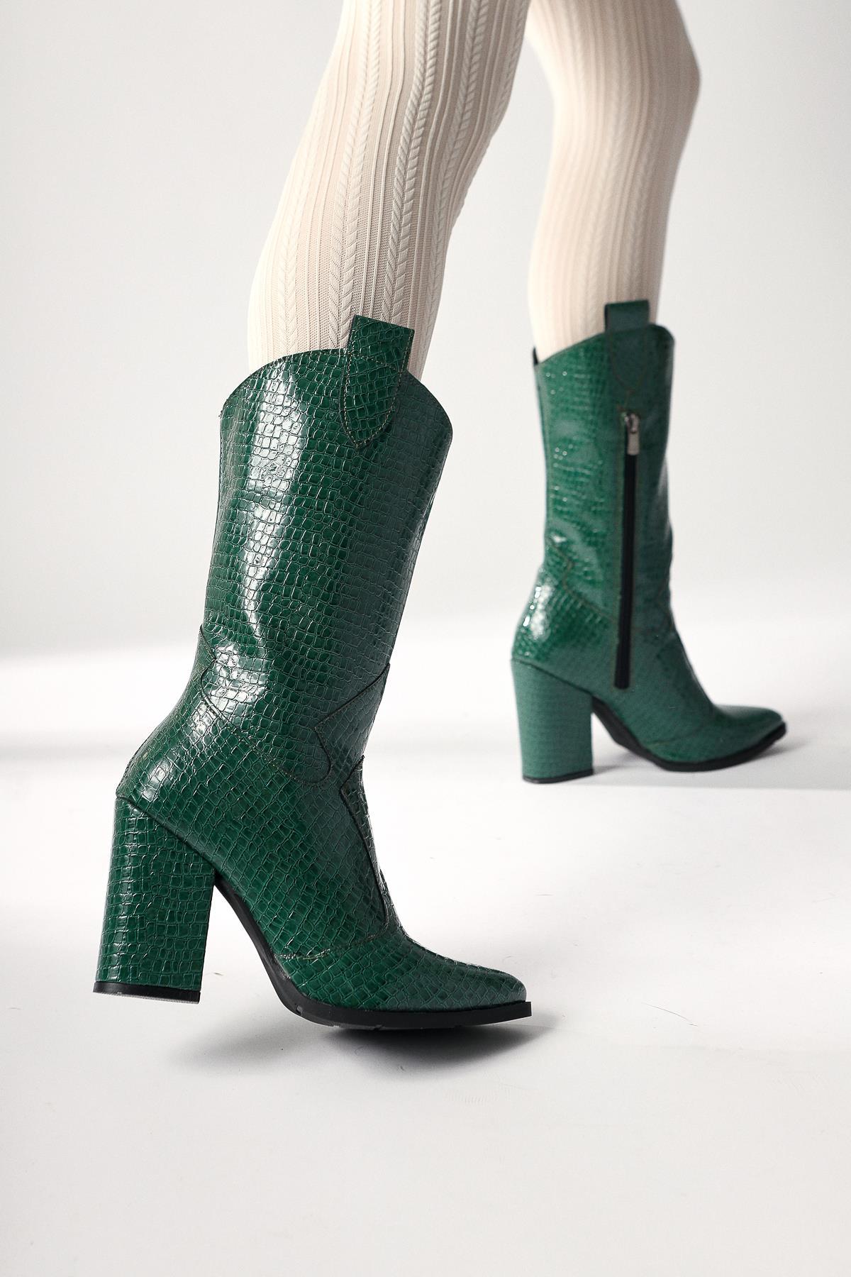 Keri – Grün Kroko-Prägung kniehoher Stiefel mit asymmetrischem Schnitt und Absatz (Damen)