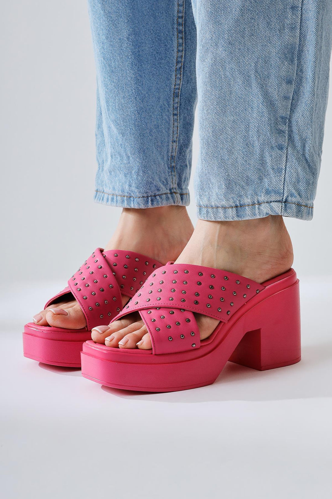 Zion – Fuchsia Slide mit Kreuzriemen, Nieten-Detail und Plateau (Damen)