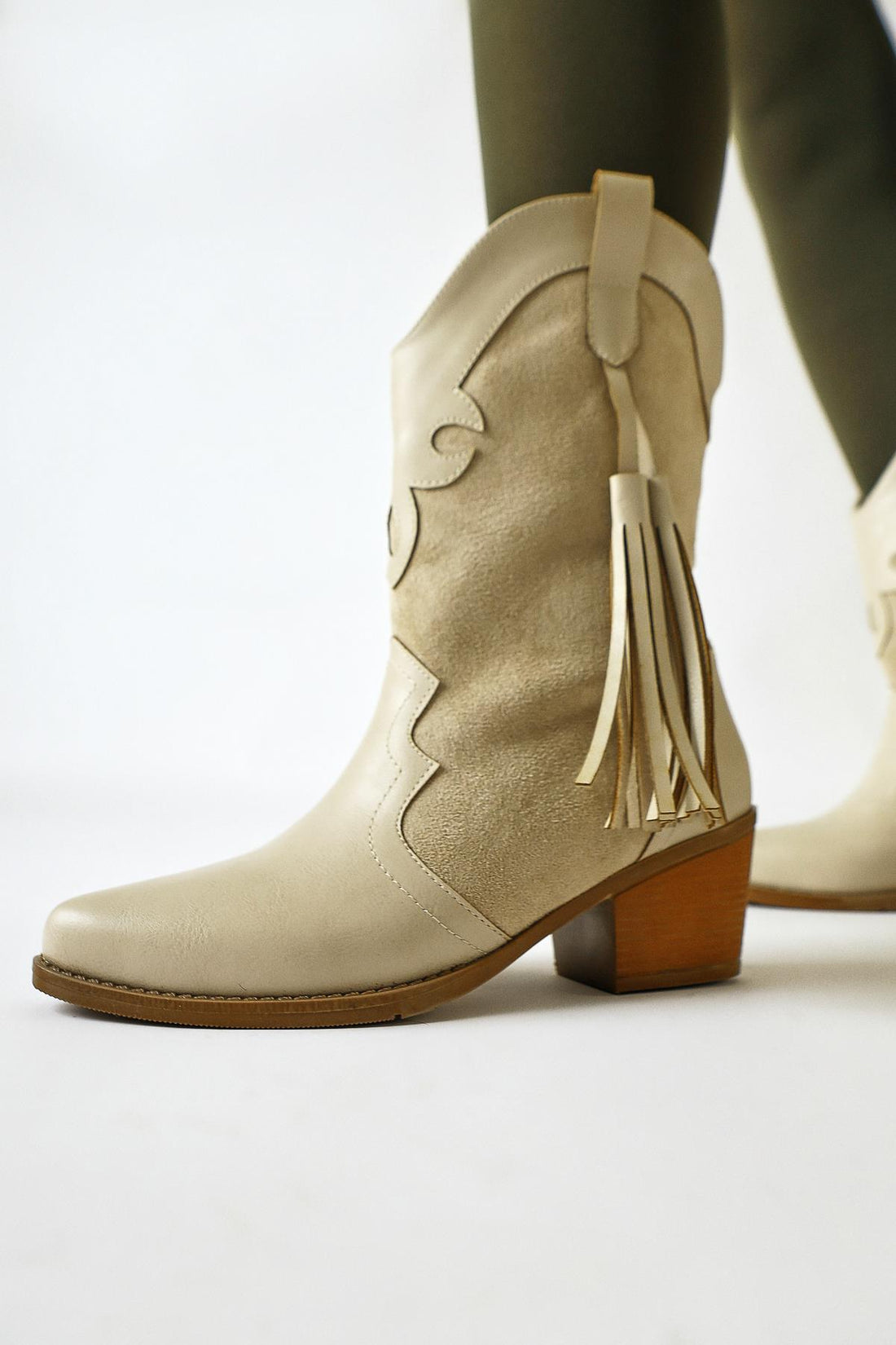 Pandorak – Beige Suede-Detail Fringed Pointed-Toe Western Boot (Women)