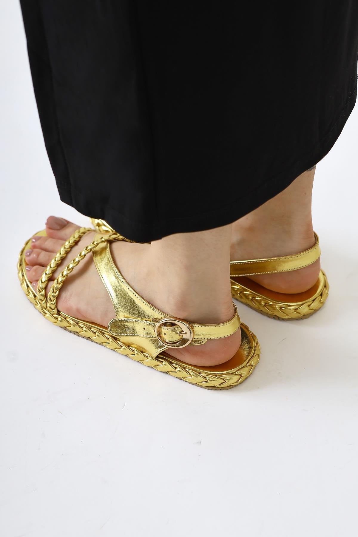 Nera Gold Lack Geflochtene Riemen Sandalen