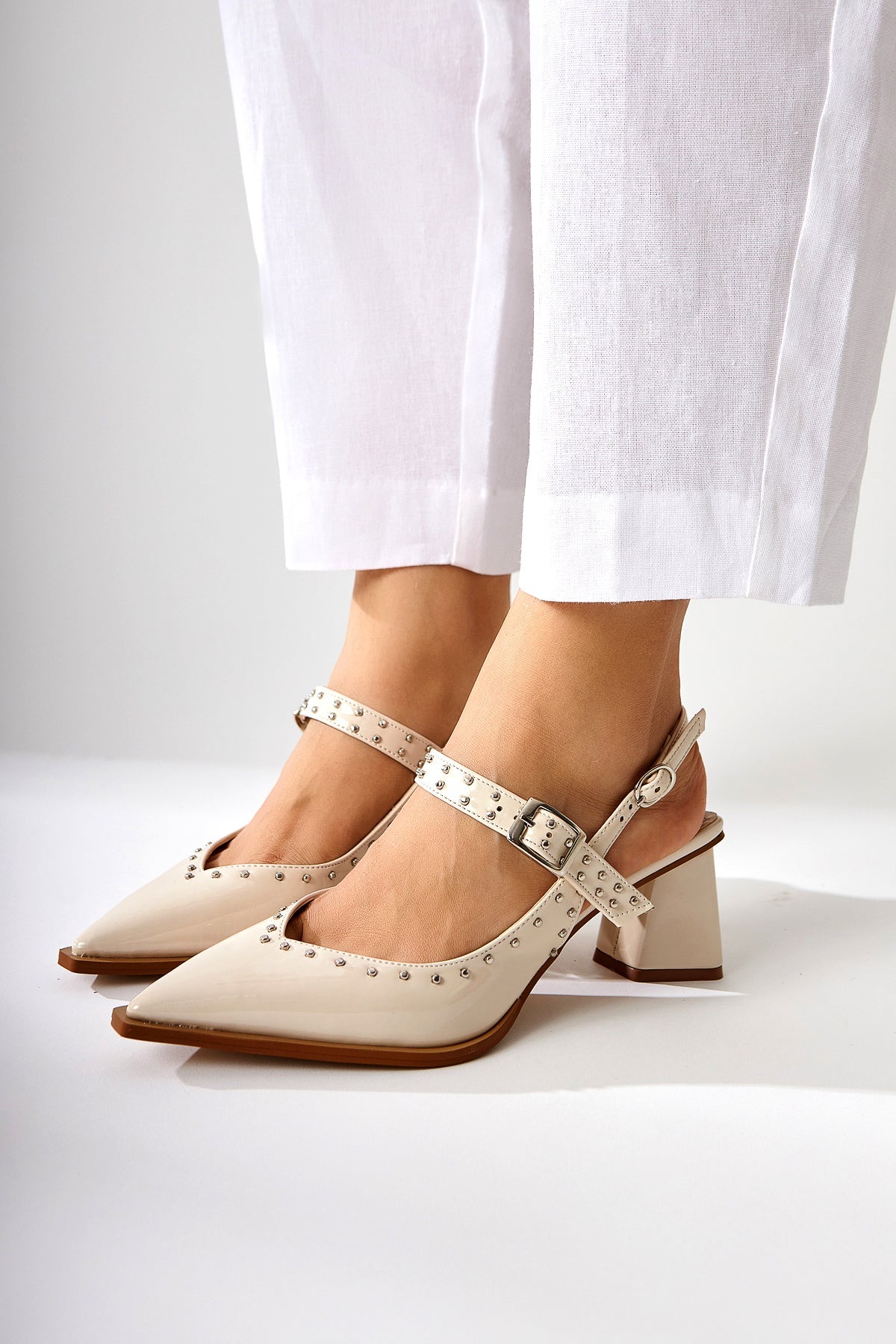 Nuria Damen Spitz Zehenriemen Sandale in Beige Patent