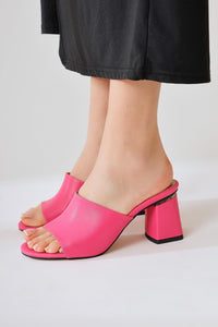 Sabela Fuchsia Pantoletten mit metallischen Absatzdetails