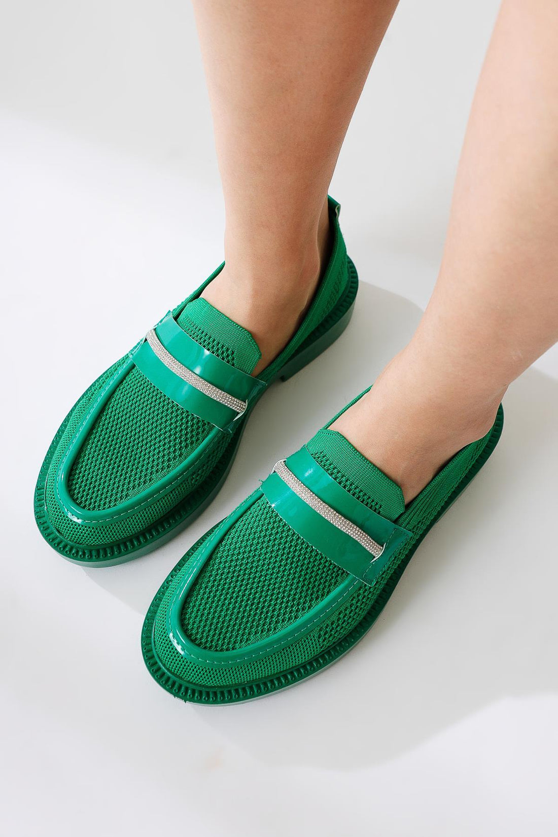 Micka Olive Strick mit Lacklederdetail und Steinriemen Freizeitschuh