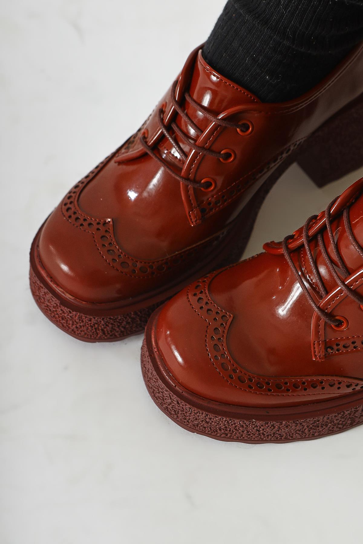 Lenie Burgunder Lackleder Laserschnitt Detail Freizeitschuh