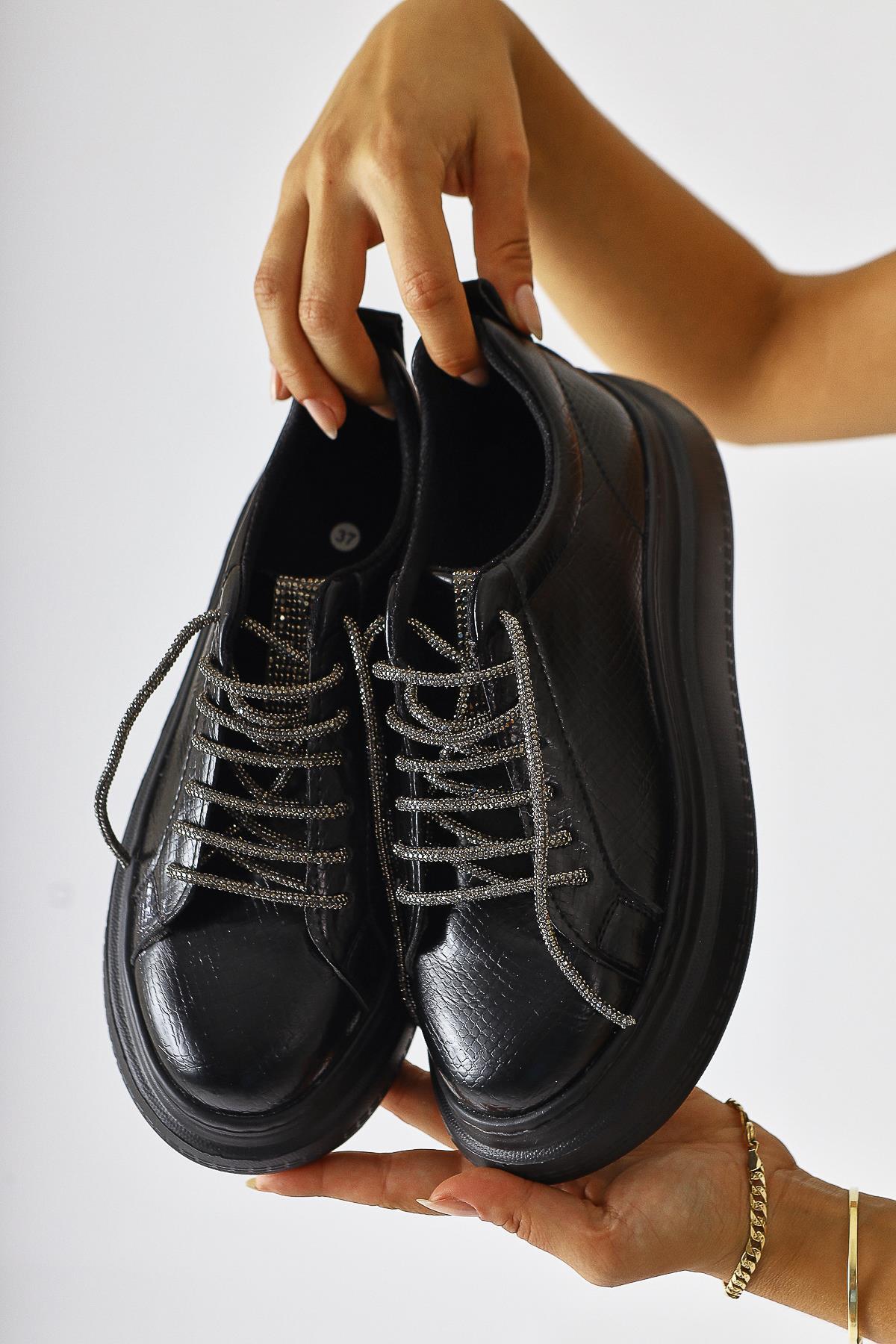 Shake Siyah Taş Detaylı Sneakers (Parlak Bağcık Hediyeli)