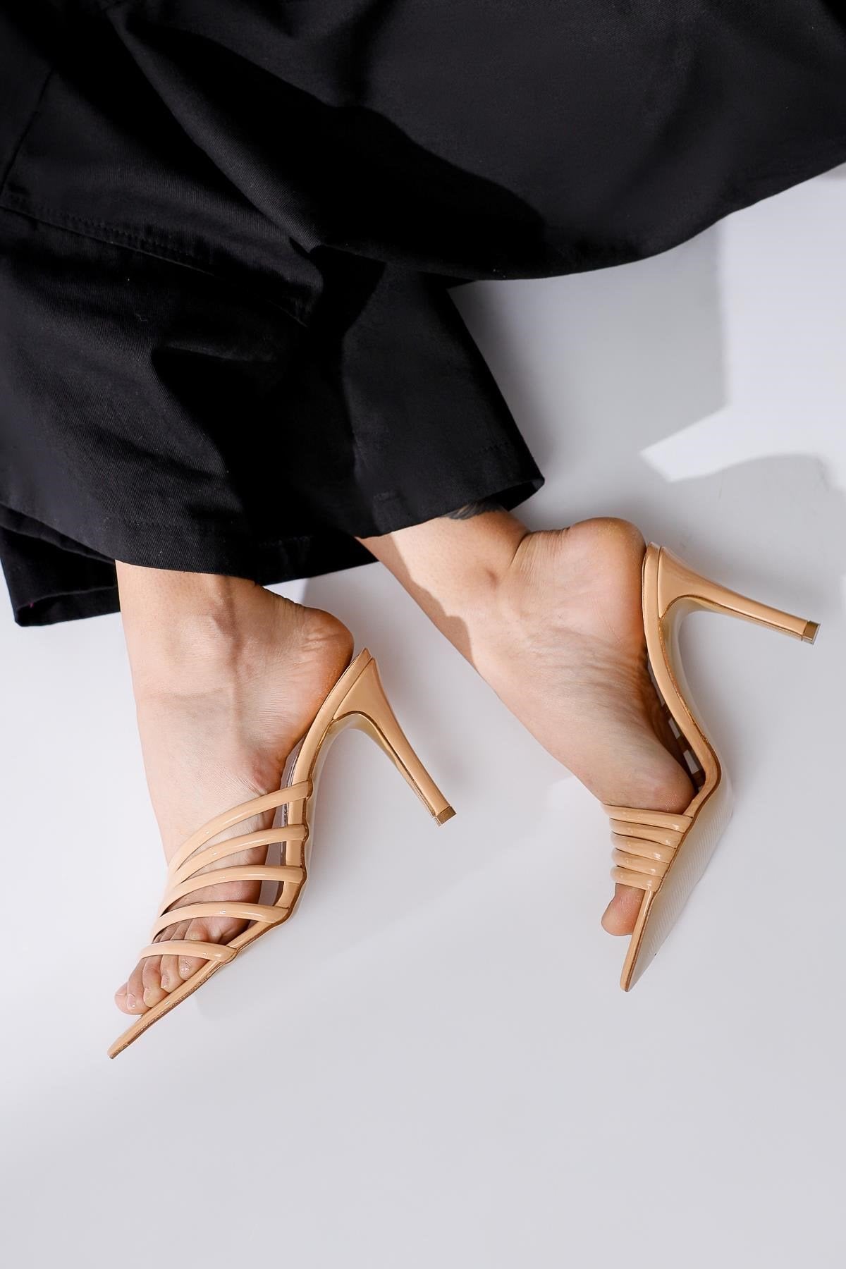 Margie Nude Asymmetrische Riemenabsatz Pantoffeln