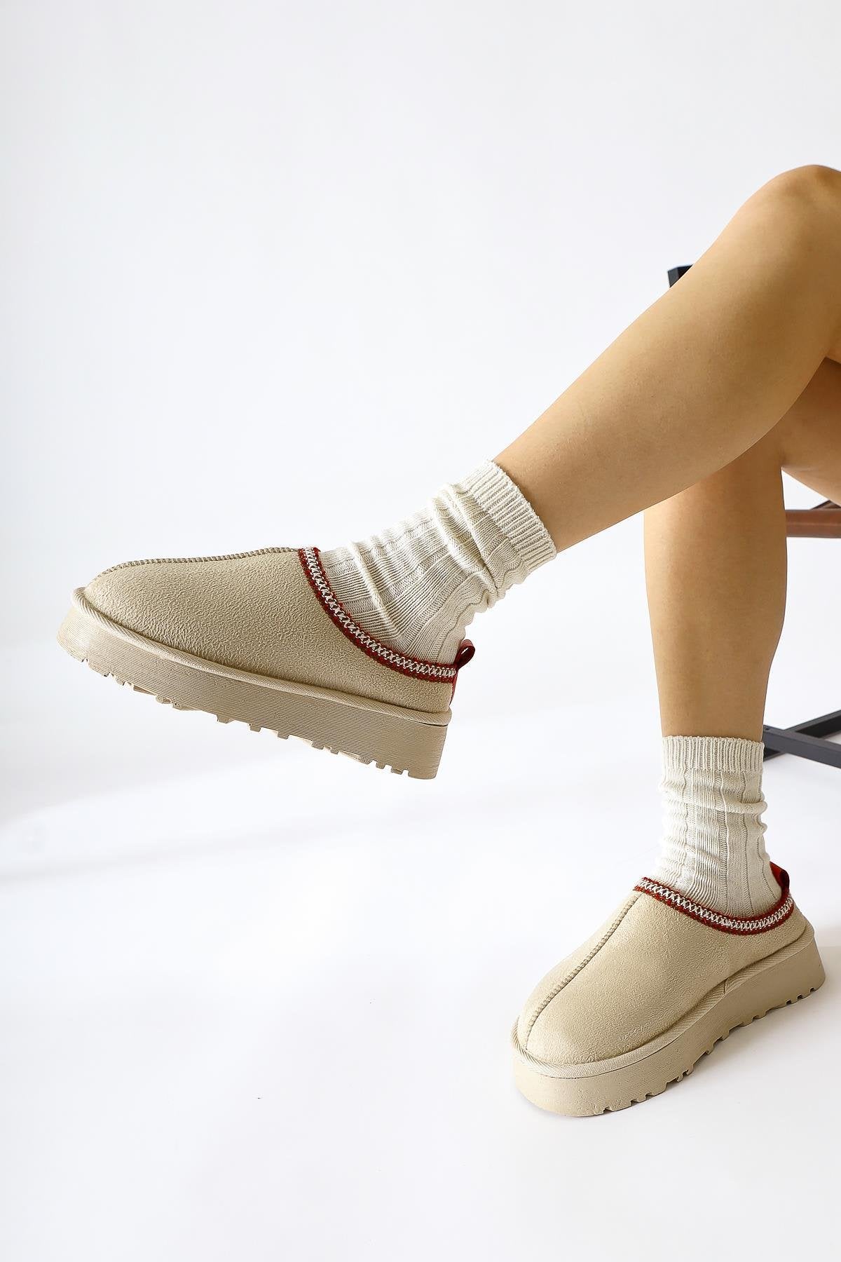 Anne-Liis Beige Wildleder Winter Pantoffel mit Flechtdetail