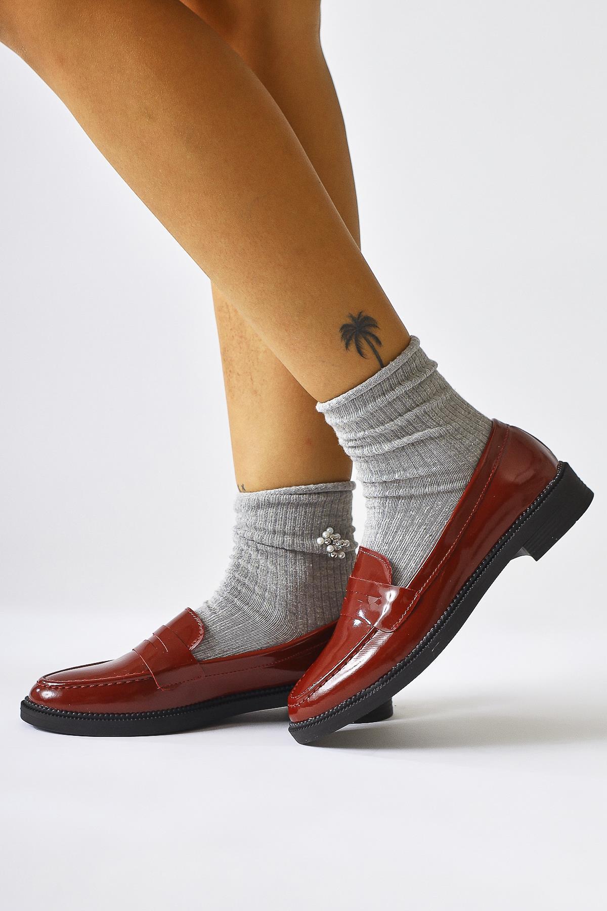 Amelina Burgunder Lack Alltagsschuhe