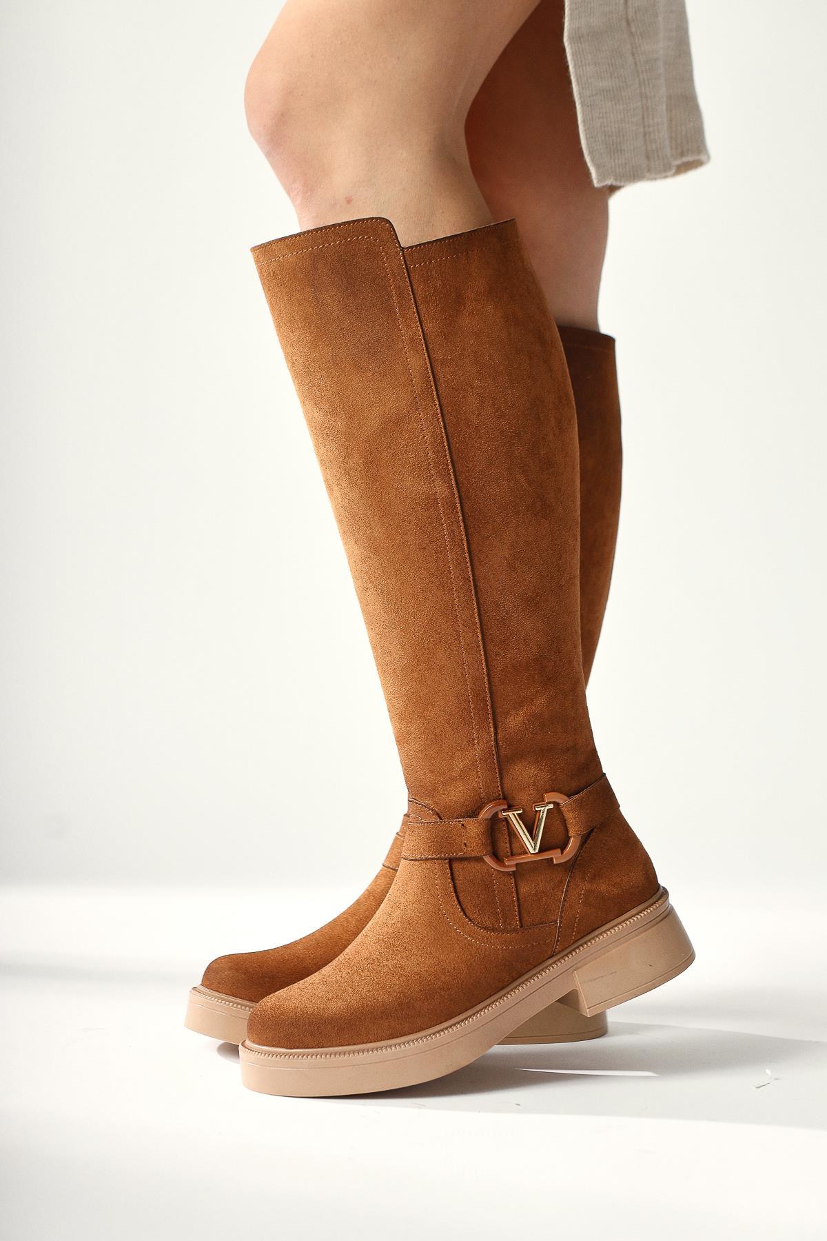 Ginan – Cognac Velours Kniehoher Stiefel mit Reißverschluss, mit Schnallen-Detail und mit niedrigem Absatz (Damen)