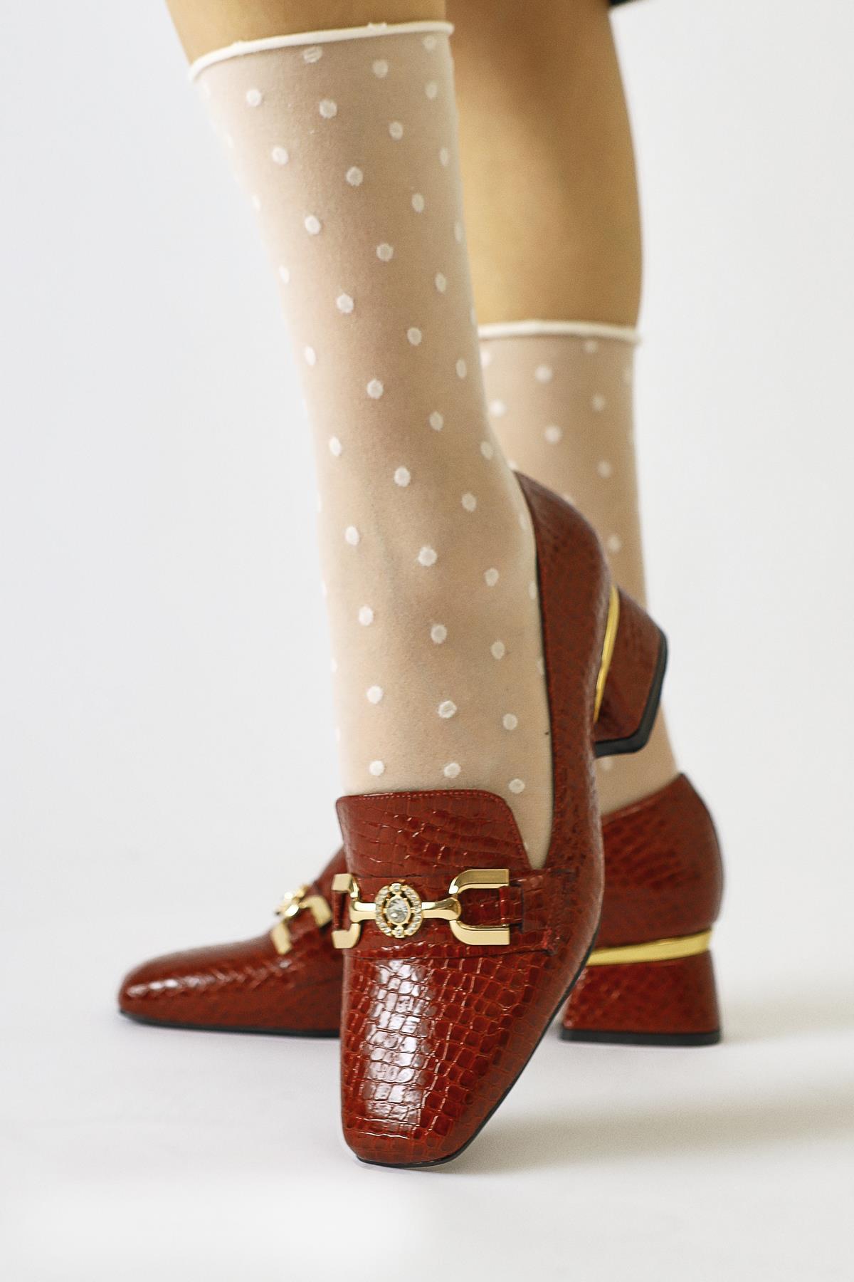 Bee – Burgunder Kroko-Prägung Schuh mit Schnallen-Detail und runder Zehenpartie (Damen)