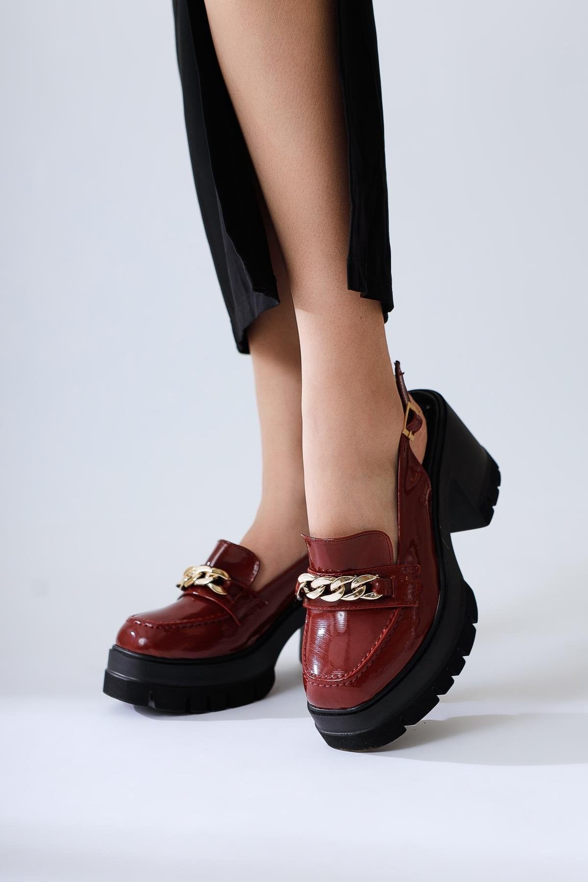 Lorisa Maroon Lackleder Kettengeschnallte Mokassin-ähnliche Offene Schuhe