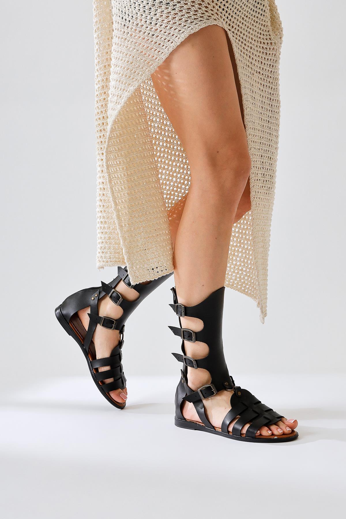 Baisa Echtes Leder Flache Sandale in Schwarz mit Schnallen Detail