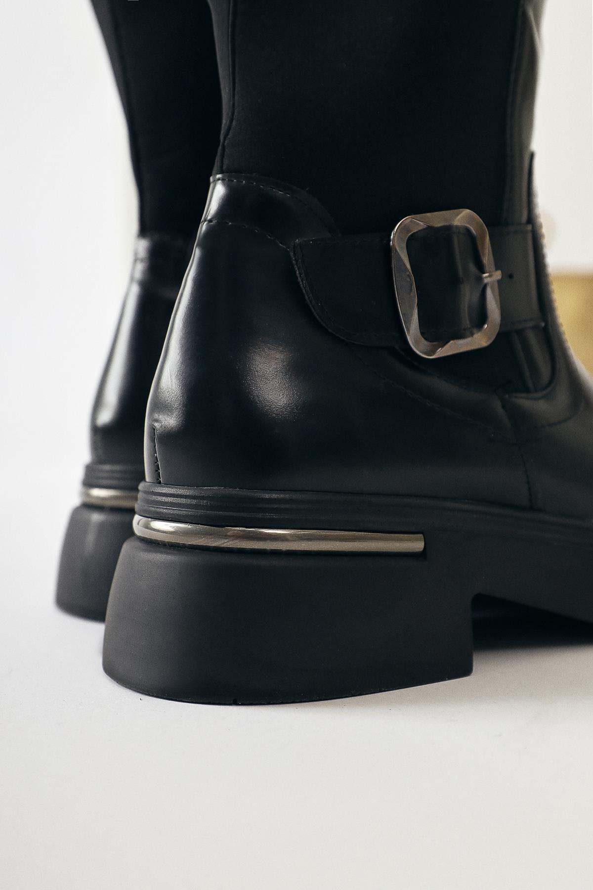 Faria – Schwarz Lack kniehoher Stiefel mit Dalgıç-Stoff-Detail, Schnallen-Detail, Plateau (Damen)