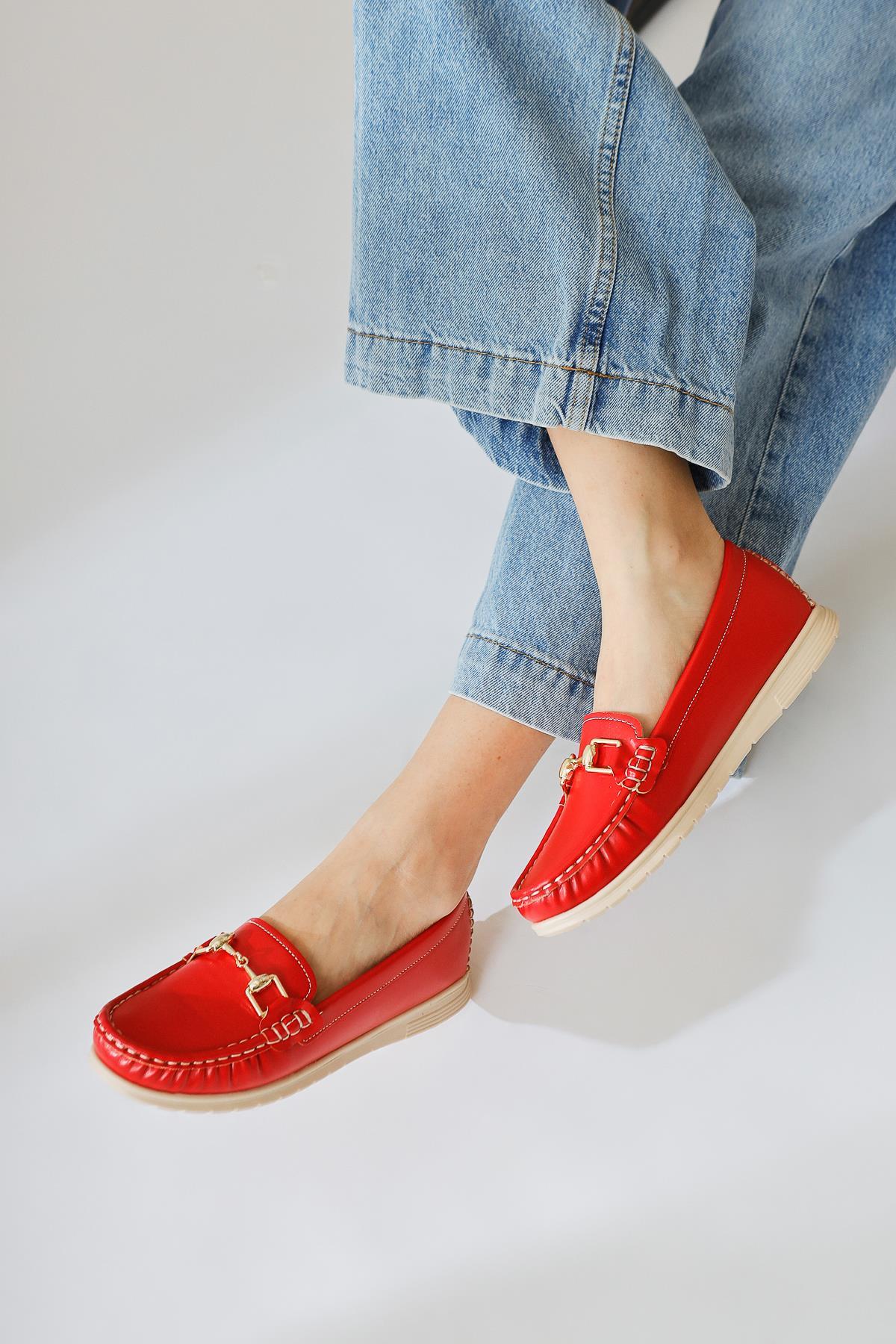 Tola Red Buckle Detailed Casual Shoes