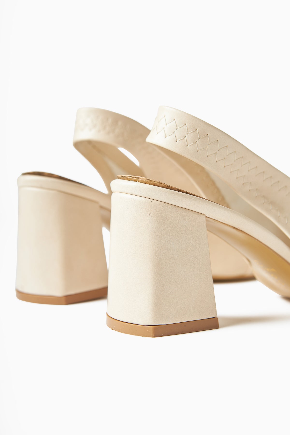 Essie – Off-White Pointed-Toe Elastic-Stitch Detail Block Heel Shoe (Women)