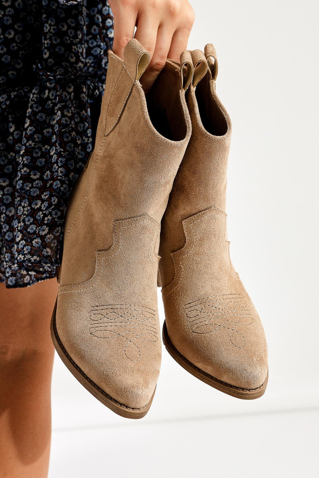 Joo – Taupe Velours Stiefelette mit spitzer Zehenpartie, Stickerei und Western-Detail