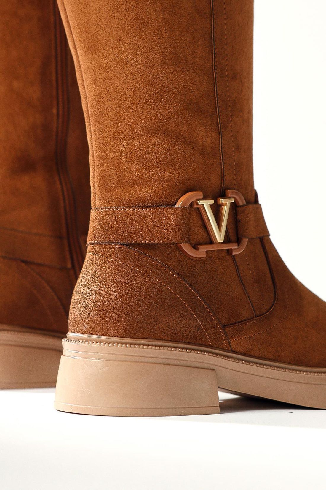 Ginan – Cognac Velours Kniehoher Stiefel mit Reißverschluss, mit Schnallen-Detail und mit niedrigem Absatz (Damen)