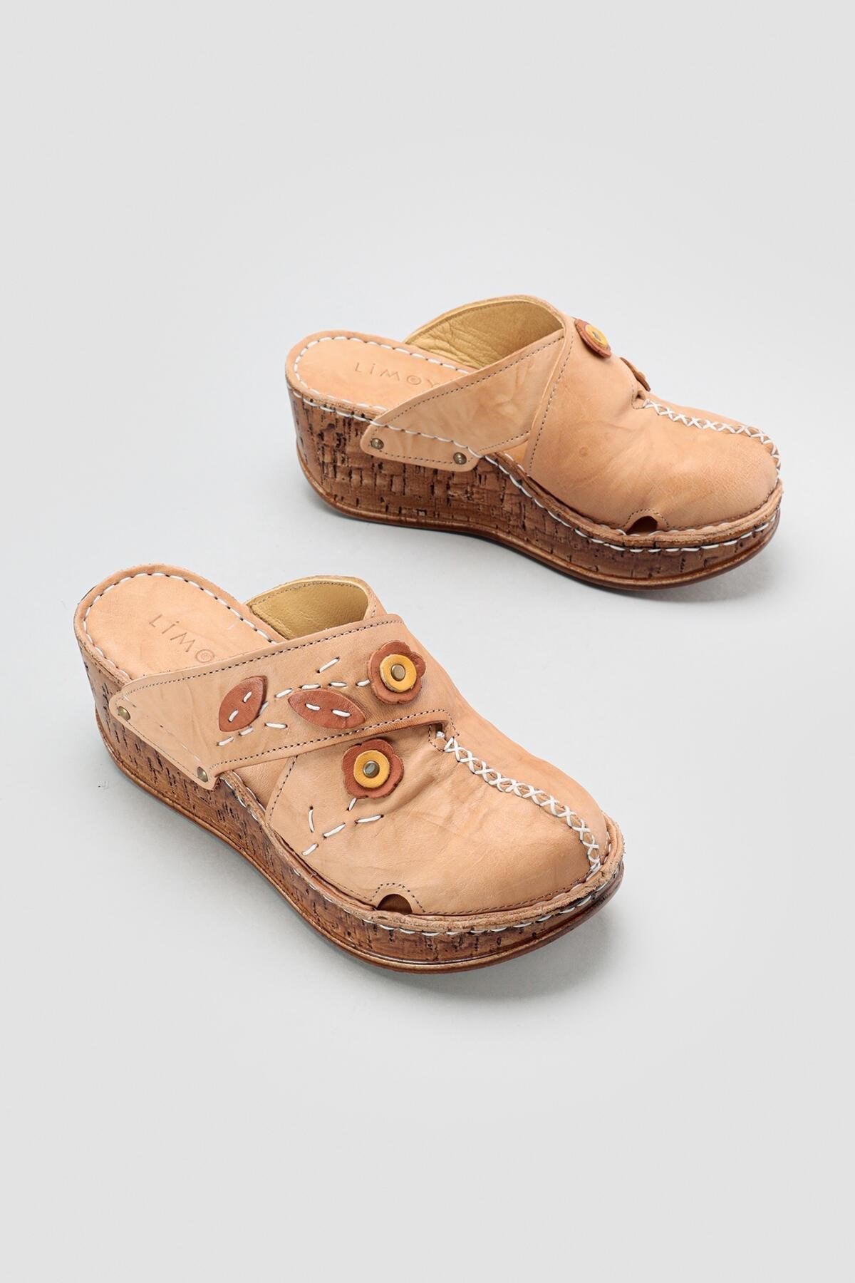 Alto Echtes Leder Beige Keilabsatz Slipper mit Distressed Sohle und Komfort Design